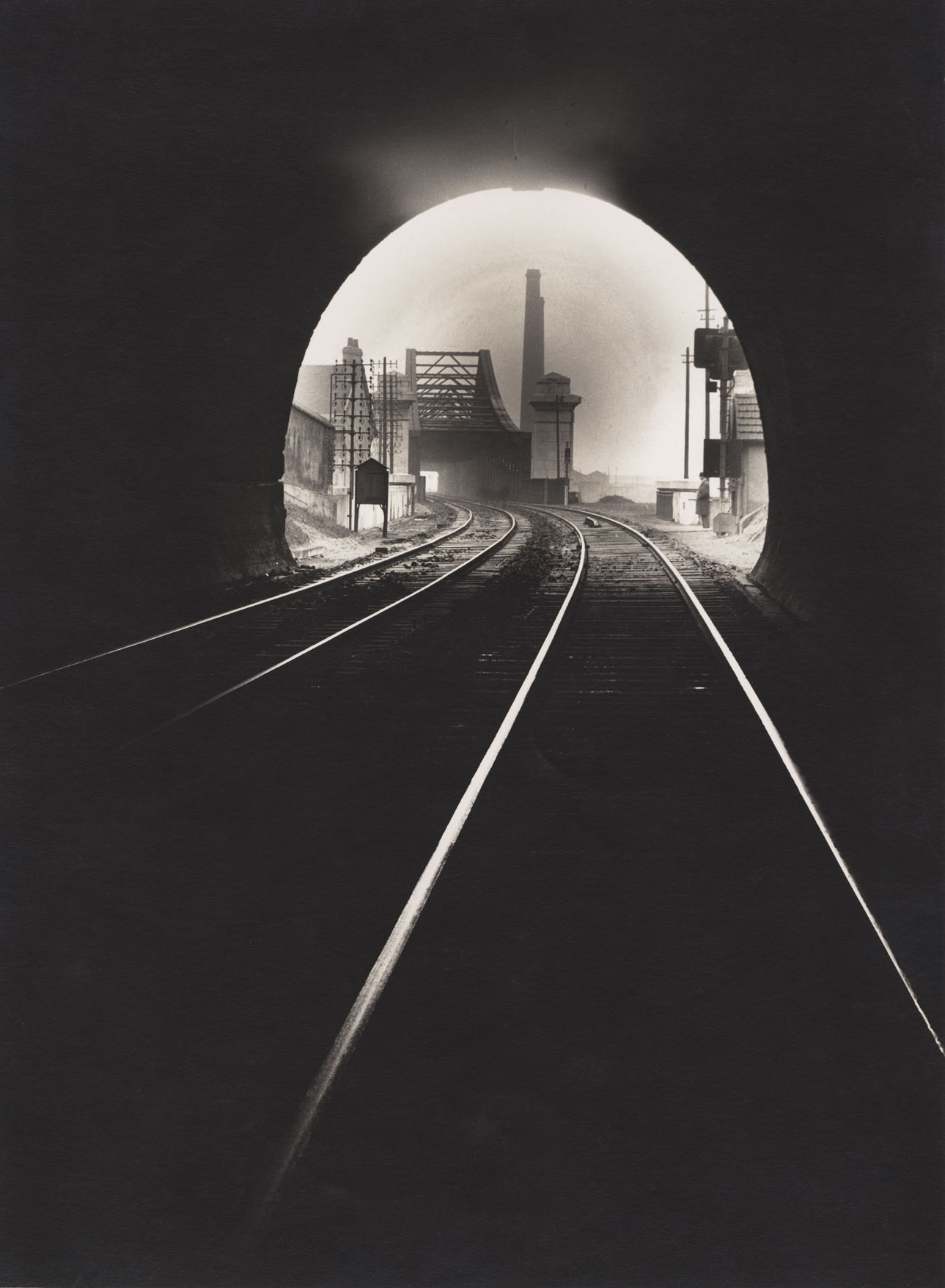 François Kollar: Vchod do tunela Sainte-Catherine, Sotteville-lés-Rouen. 1931–1932. Čiernobiela fotografia, 16,8 x 22,8 cm. Dar Françoisa Kollara, Médiathèque de l‘architecture et du patrimoine