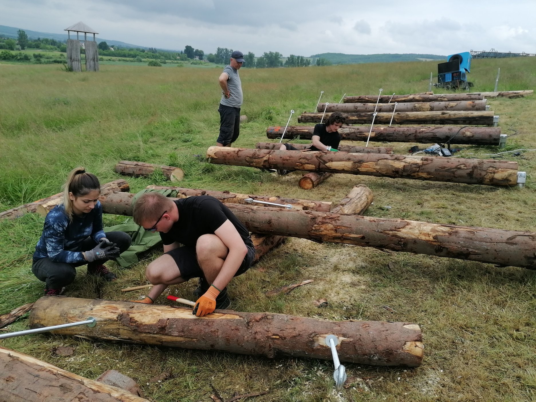 Zasadenie závitových tyčí do drevených guľatín