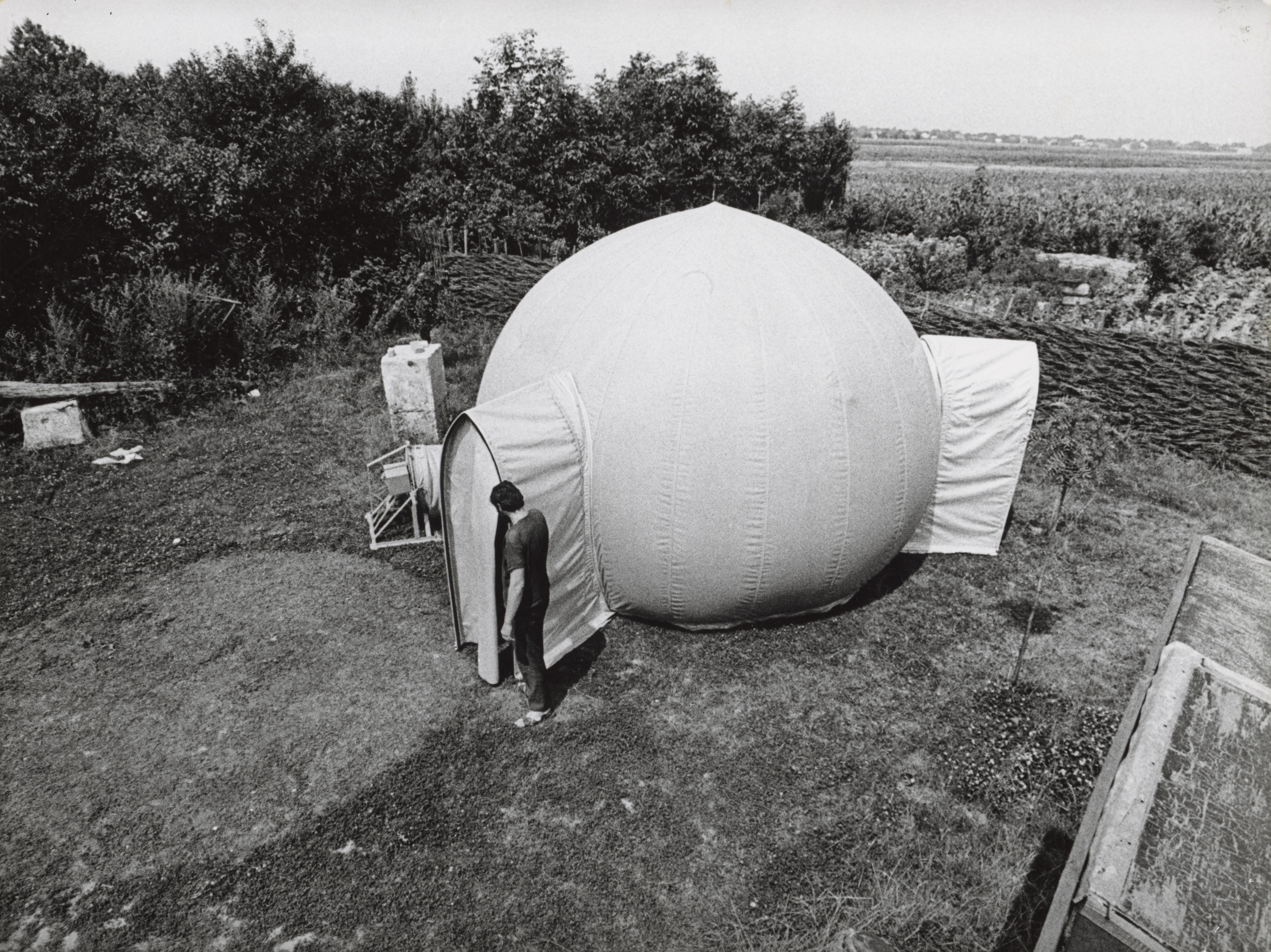 Stano Filko: Kozmos. 1968. 700 × 460 × 350 cm, multimediálny environment, nafukovací stan s audiovizuálnym programom vo vnútri. Zbierka Linea 