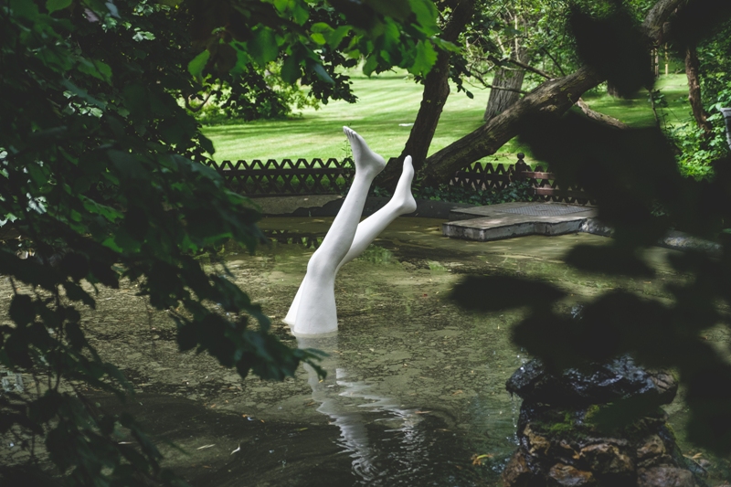 Návštevníkov Vojanových sadov prekvapia "Nohy z vody" sochára Kurta Gebauera.