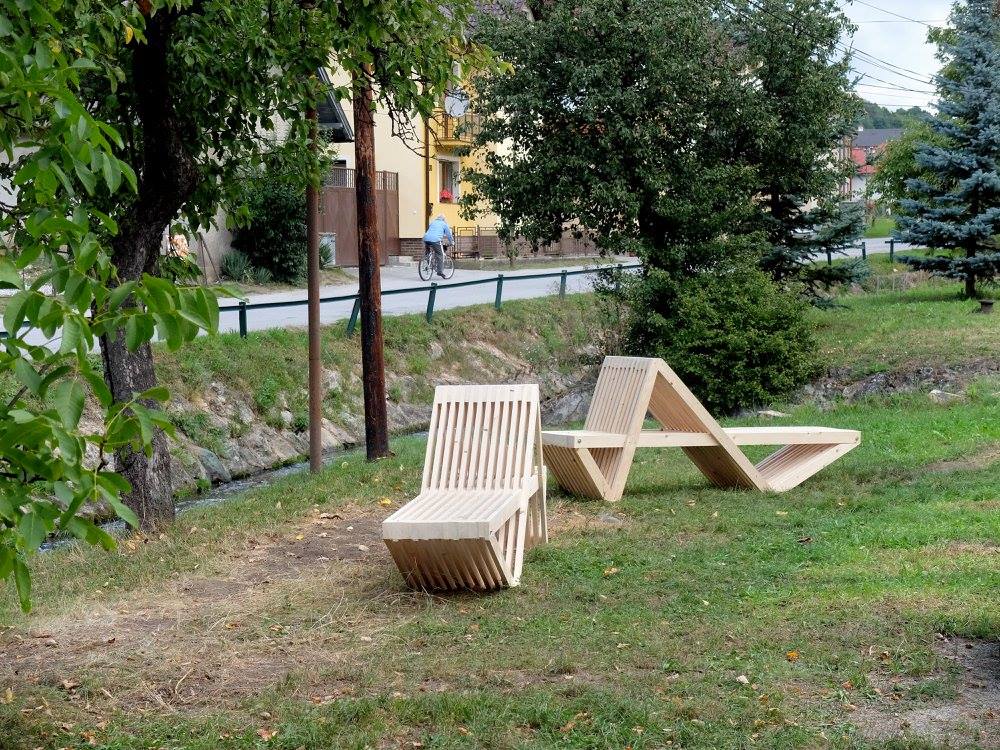 "Plážový" mobiliár vytvorený Johnym Štofkom, Evou Šestinou, Romanou Maľovou a Martinom Fabianom 