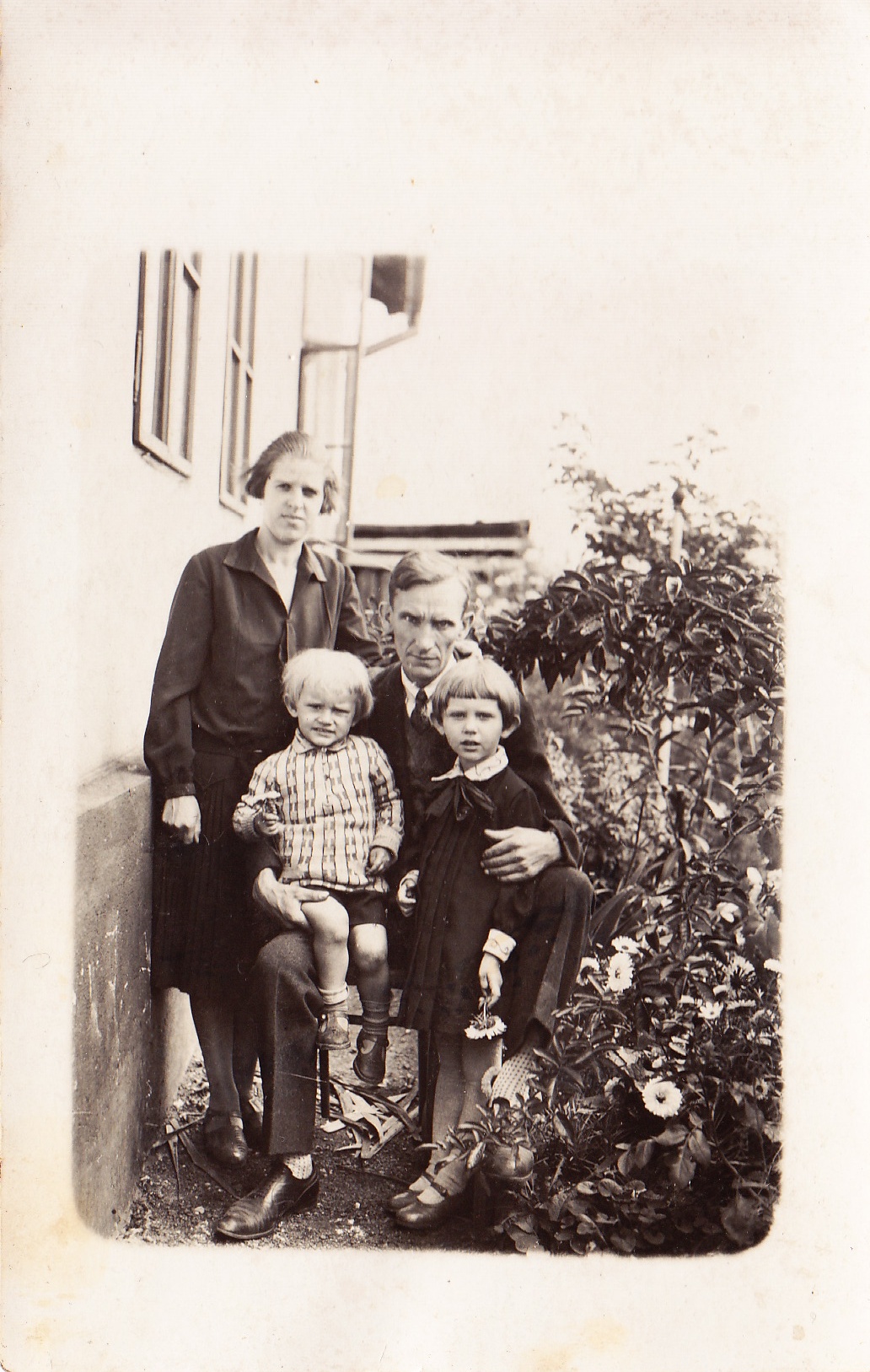 Fotografia z detstva, rodičia a sestra Lenka. Foto: Súkromný archív Viery Vilhanovej.