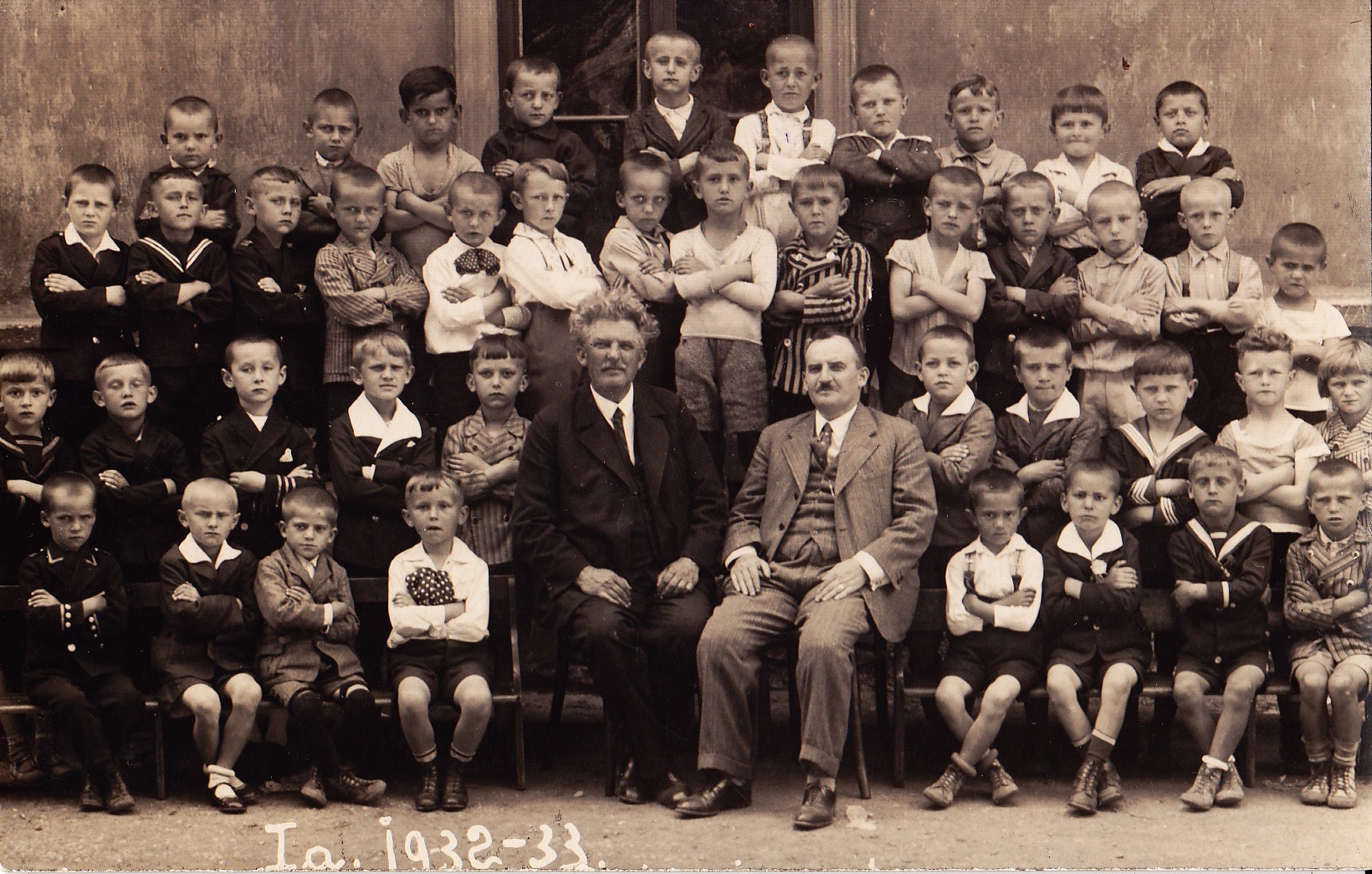 Fotografia z prvého ročníka, 1932. Vilhan v druhej rade, piaty zľava. Foto: Súkromný archív Viery Vilhanovej.