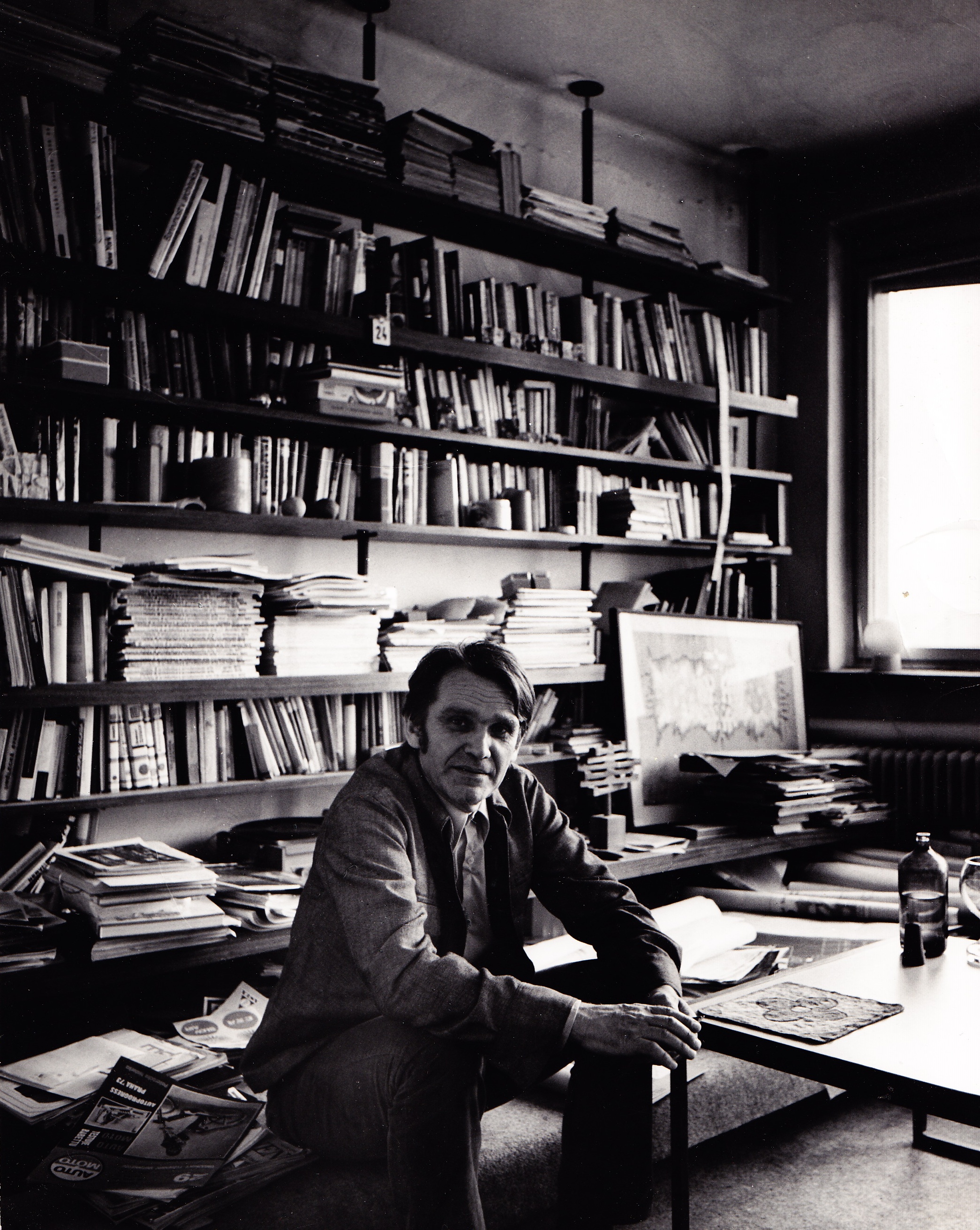 Vojtech Vilhan vo svojom ateliéri na Dullovom námestí v Bratislave. Foto: Súkromný archív Viery Vilhanovej.