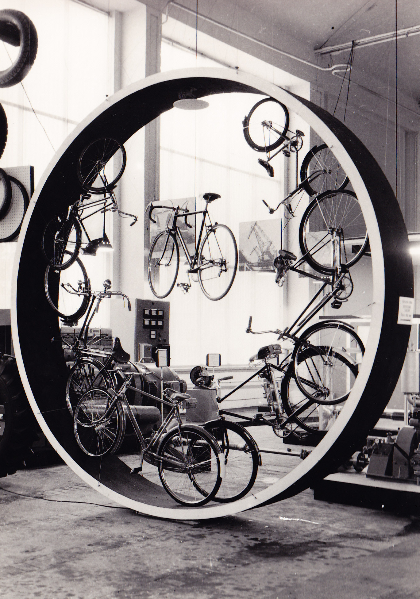 Pavilón Československa na veľtrhu v Poznani, 1958. Pohľad do expozície priemyslu zameraného na výrobu bicyklov. Foto: majetok Slovenské múzeum dizajnu - SCD.