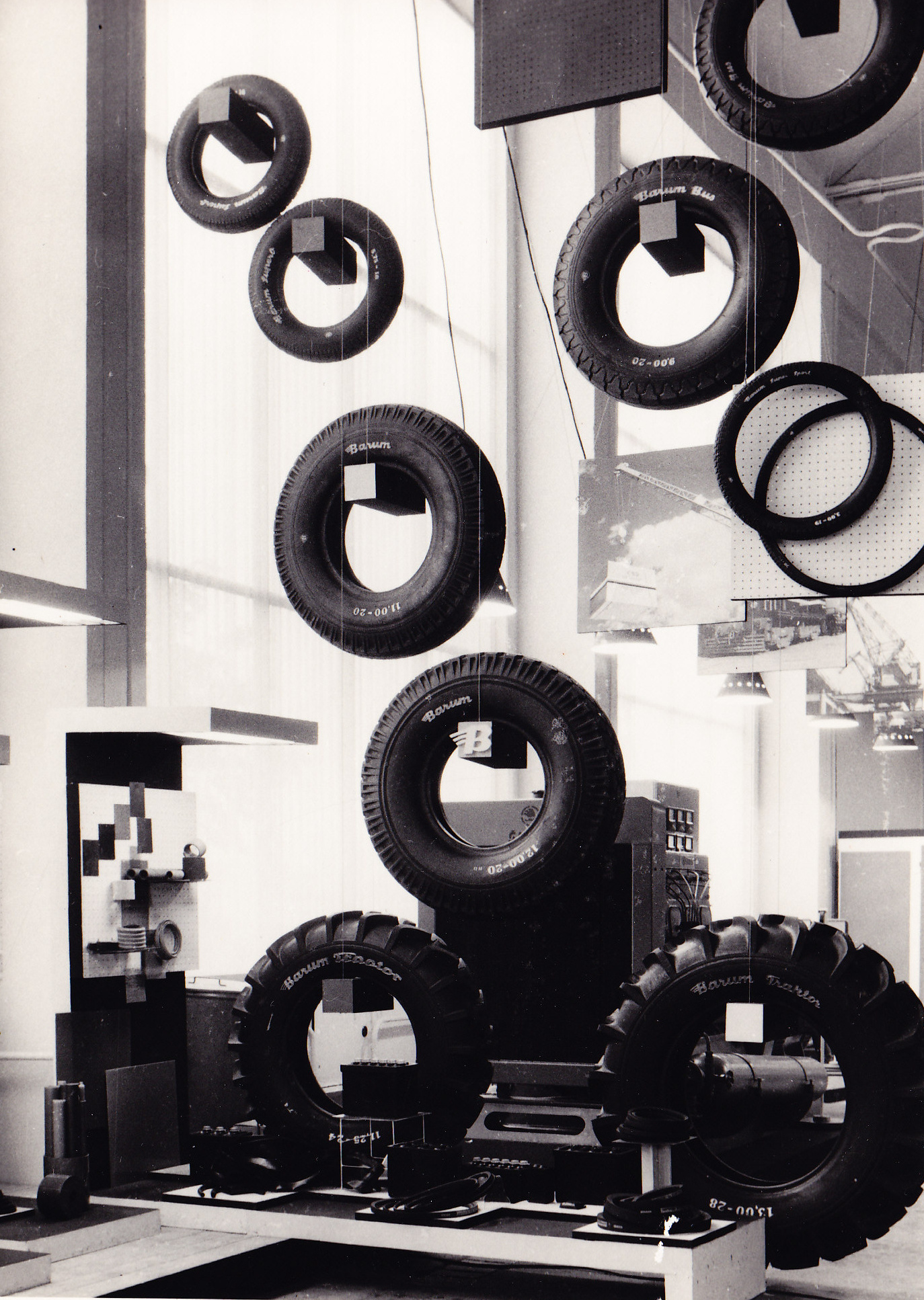 Pavilón Československa na veľtrhu v Poznani, 1958. Pohľad do expozície gumárenského priemyslu Motokov, n.p. Foto: majetok Slovenské múzeum dizajnu - SCD.