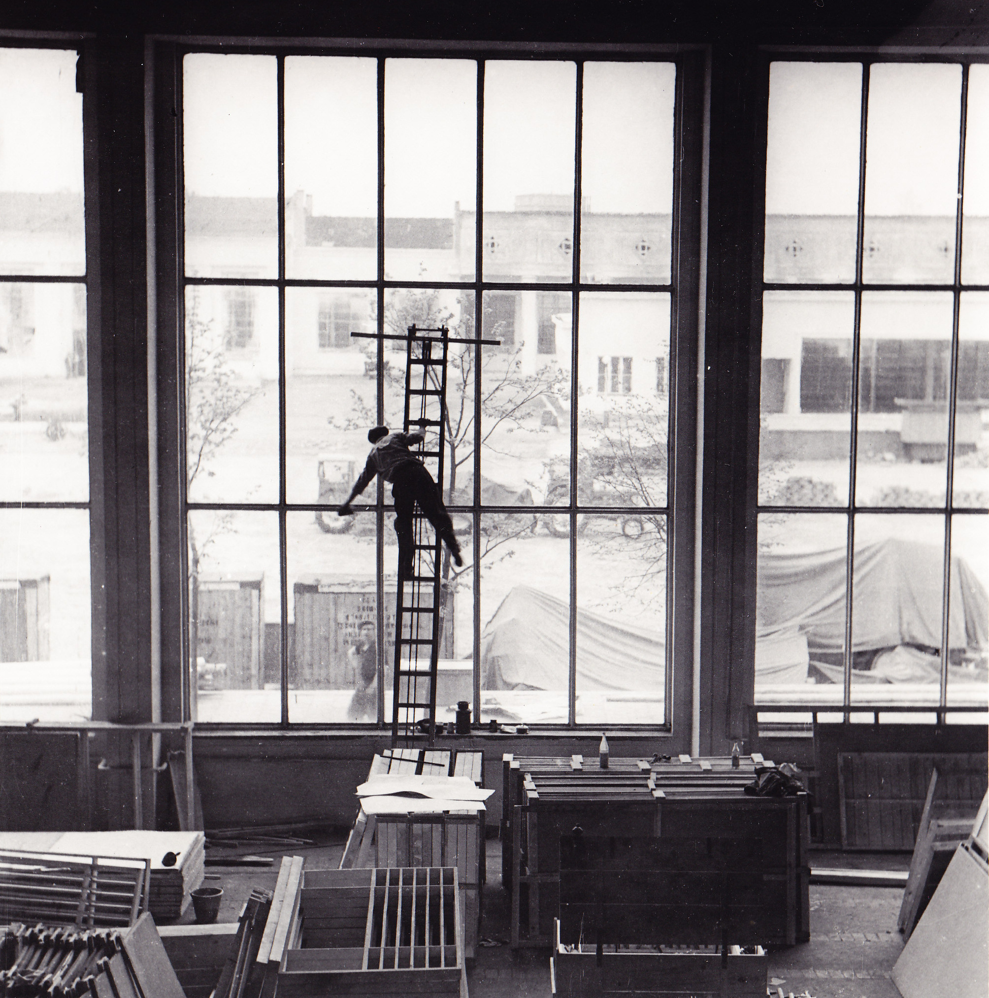 Robotník pri práci na pavilóne Československa na veľtrhu v Poznani, 1958. Foto: majetok Slovenské múzeum dizajnu - SCD.