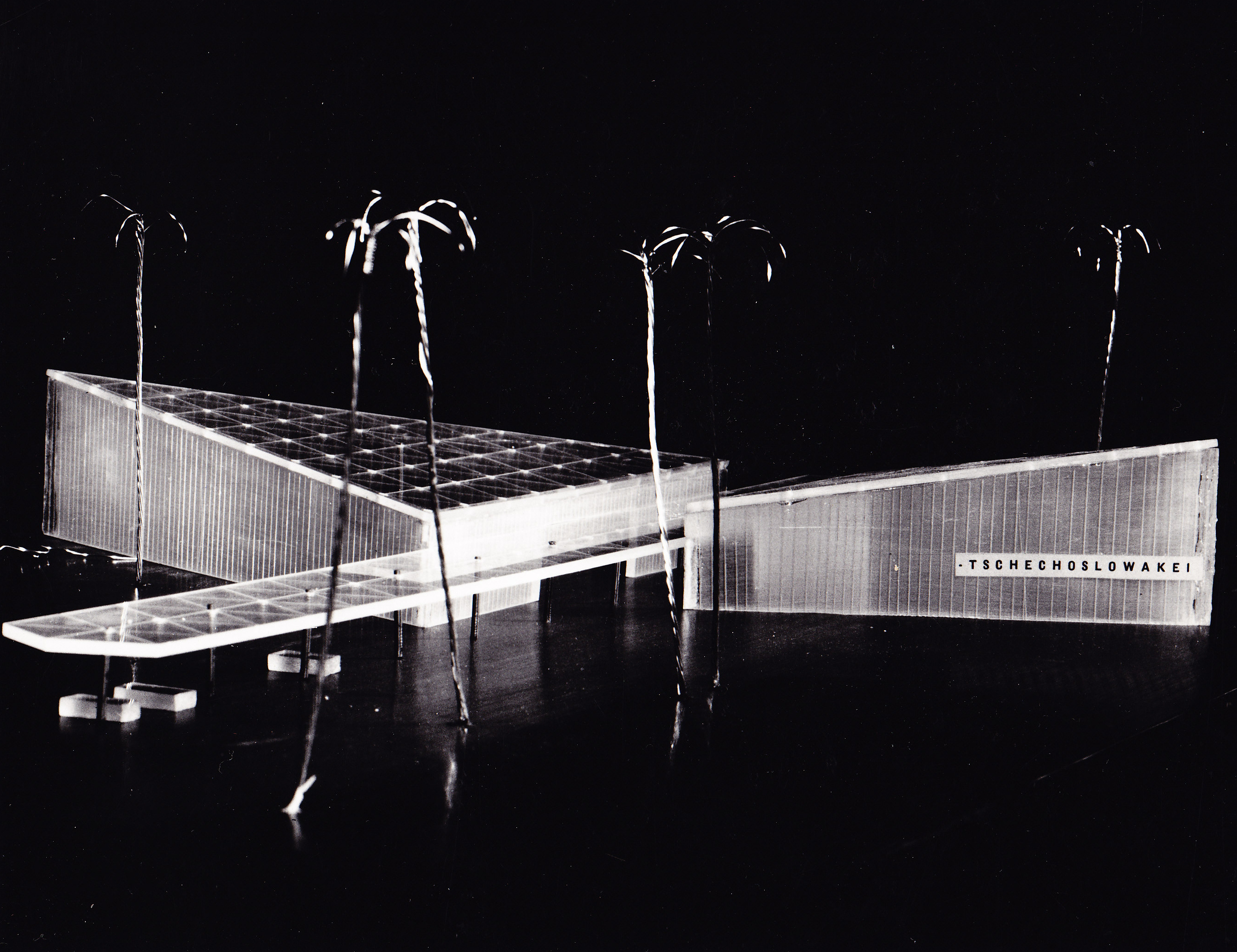 Návrh pavilónu Československa pre veľtrh v Lime, Peru 1960. Koncept „motýľa“ so širokým stredným trupom a asymetrickými krídlami dvoch výstavných hál. Projekt nebol nakoniec realizovaný a expozícia bola nainštalovaná do prenajatých miestnych priestorov. Foto: majetok Slovenské múzeum dizajnu - SCD.