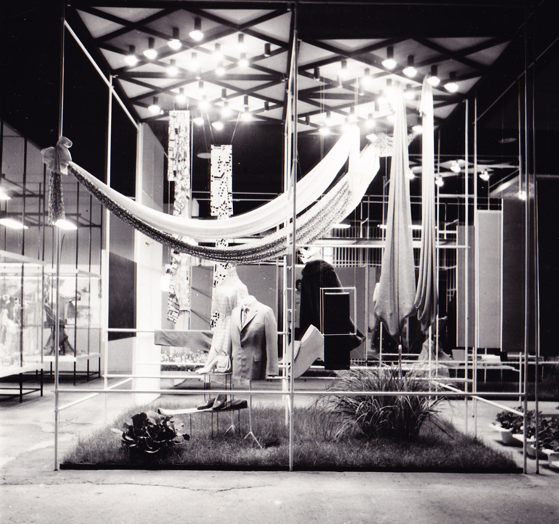 Výstava Textil a odievanie, Bratislava – Zimný štadión, 1960. Pohľad do expozície dekoračných textílií. Foto: majetok Slovenské múzeum dizajnu - SCD.