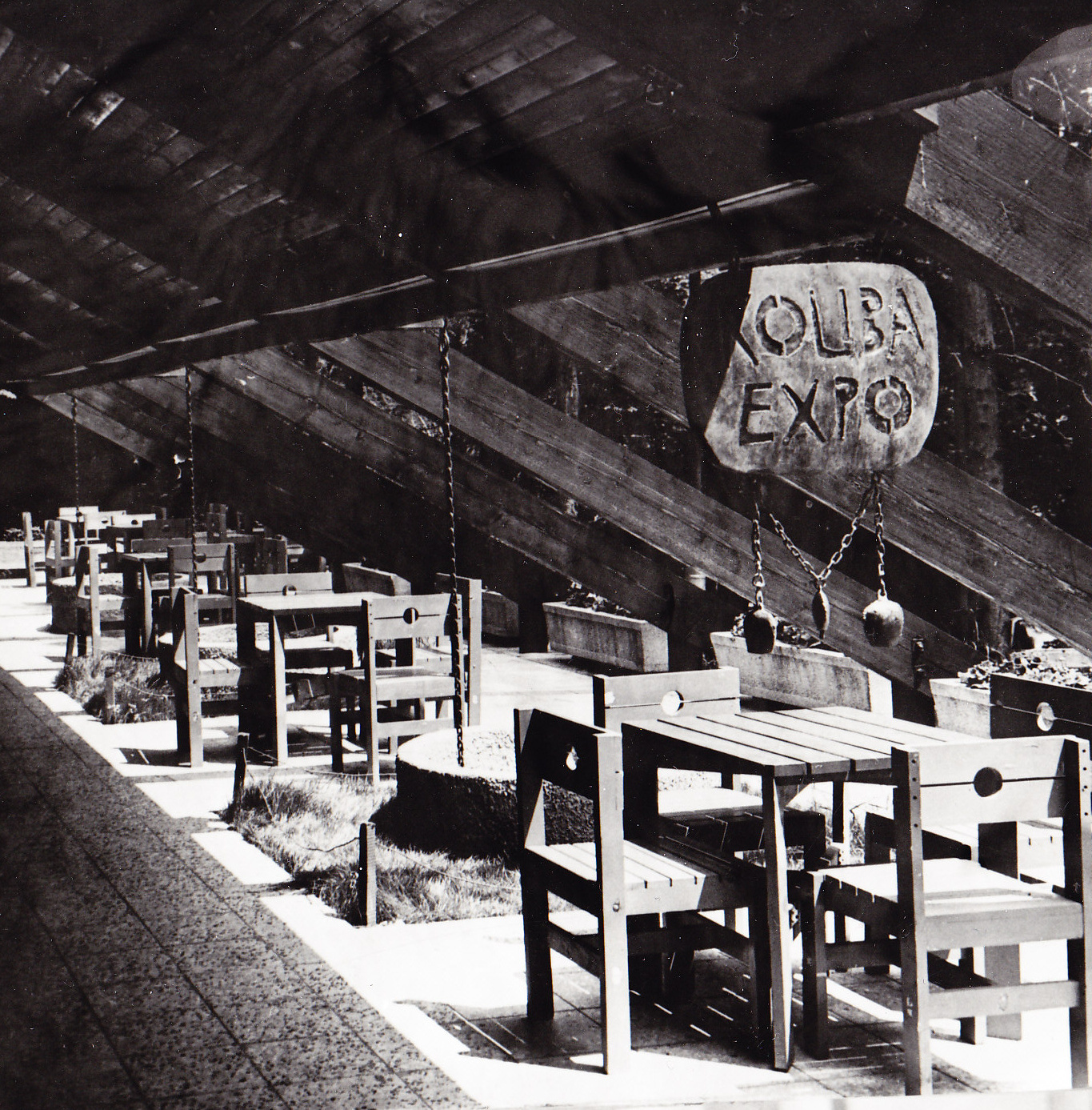 Bratislavská reštaurácia, EXPO´67, Montreal, Kanada, 1967, spolupráca Ferdinand Milučký. Pohľad do dreveného interiéru. Foto: majetok Slovenské múzeum dizajnu - SCD.