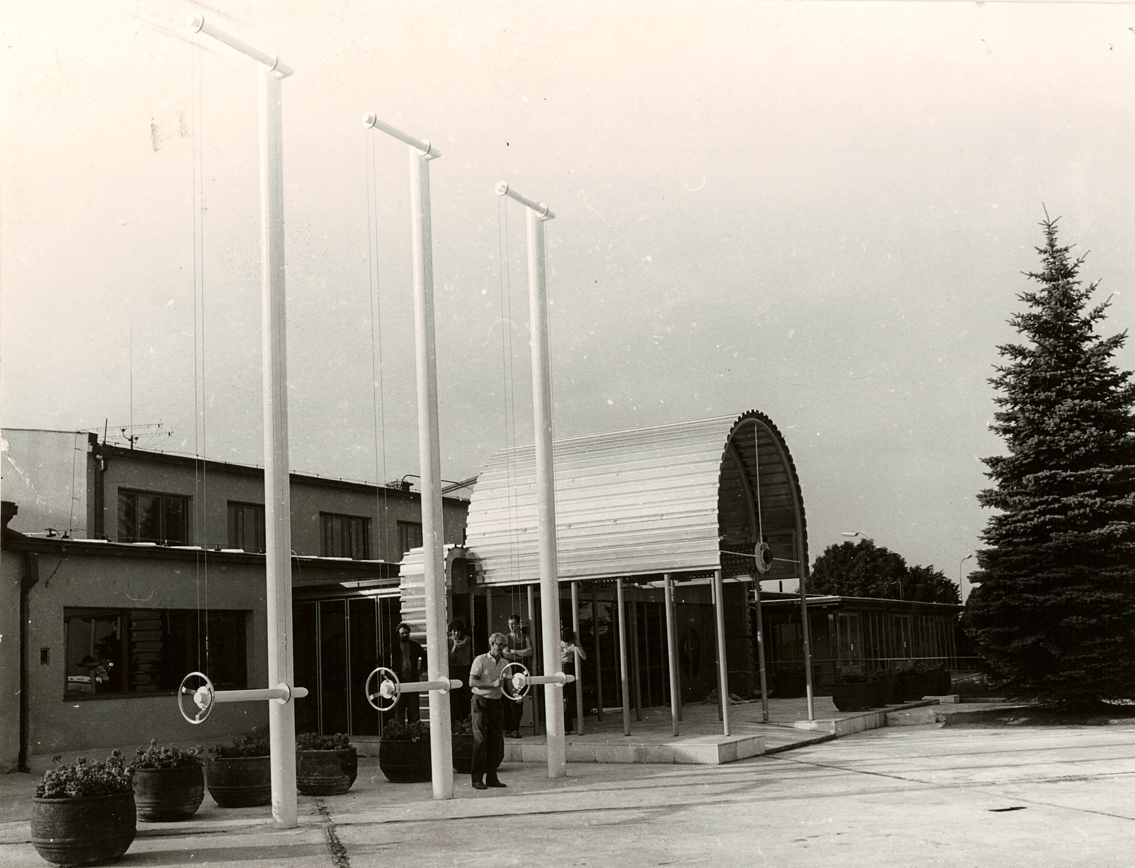 Vládny salónik – pohľad na vstup s pergolou z letiskovej plochy. Foto: H. Fialová, 1973. Majetok Slovenské múzeum dizajnu - SCD.