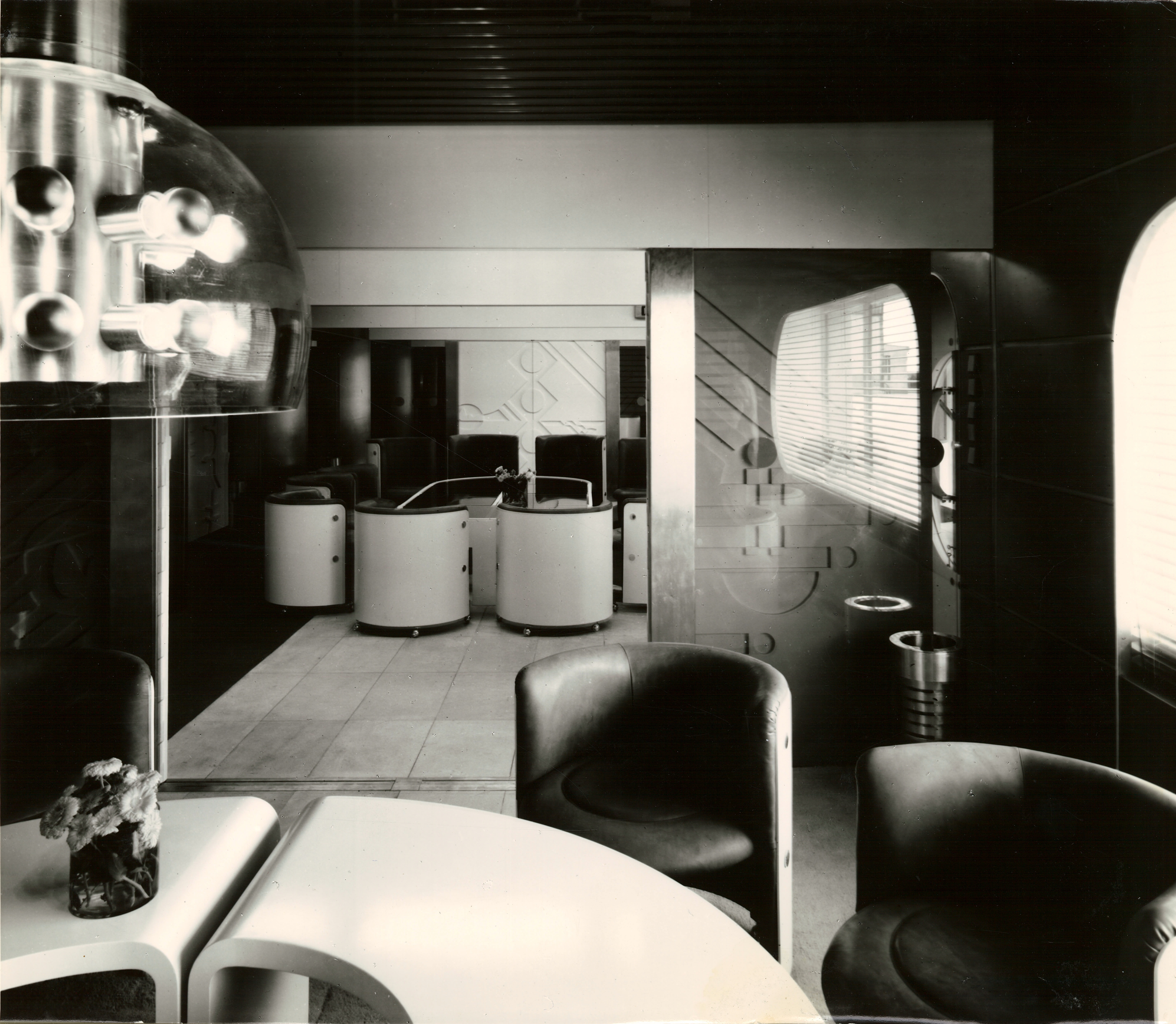 Vládny salónik – pohľad z tzv. prezidentskej časti, detail svietidla Václava Ciglera. Foto: H. Fialová, 1973. Majetok Slovenské múzeum dizajnu - SCD.