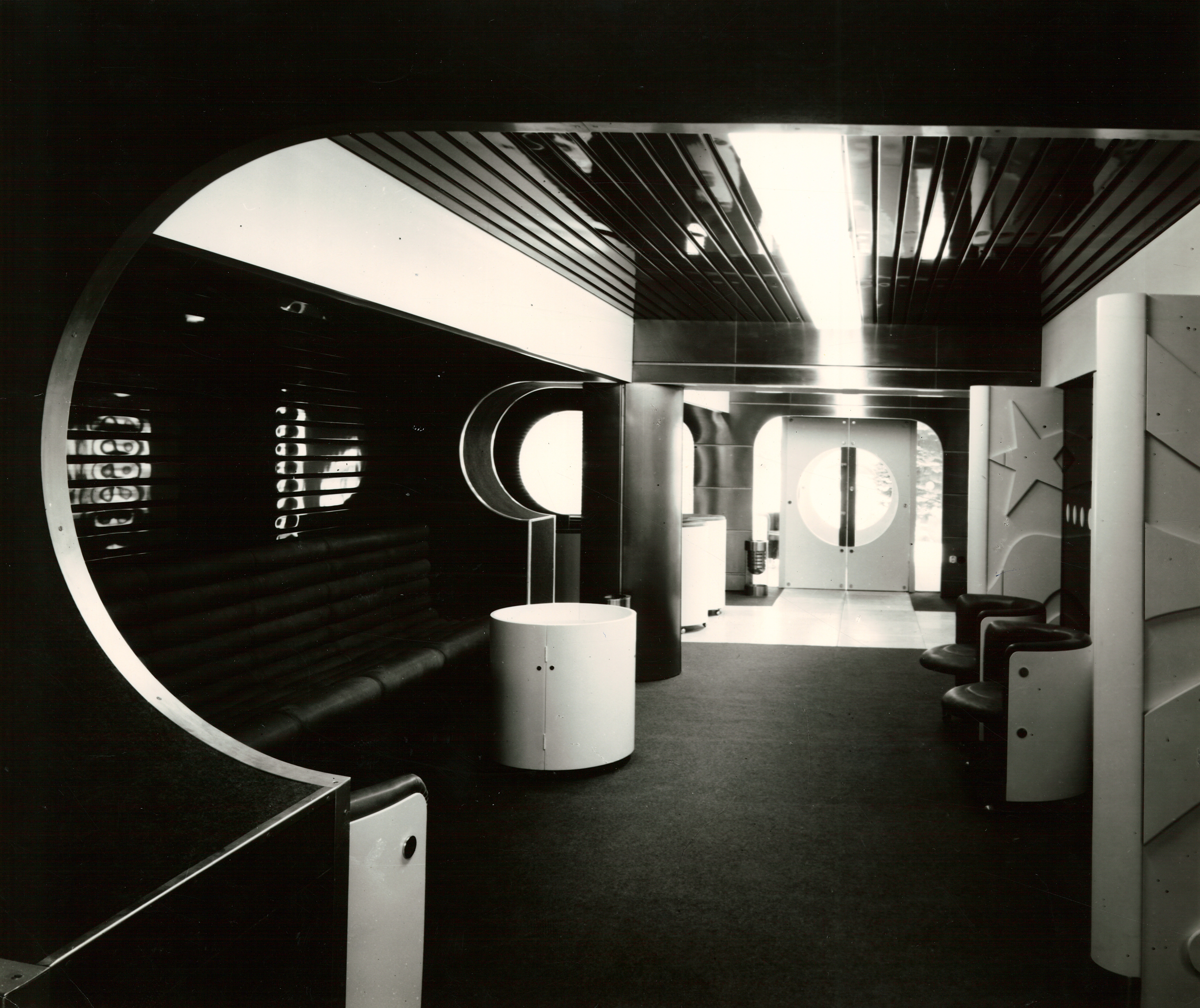 Vládny salónik – vstupná chodba, detail steny s reliéfom podľa návrhu Vladimíra Kompánka. Foto: H. Fialová, 1973. Majetok Slovenské múzeum dizajnu - SCD.