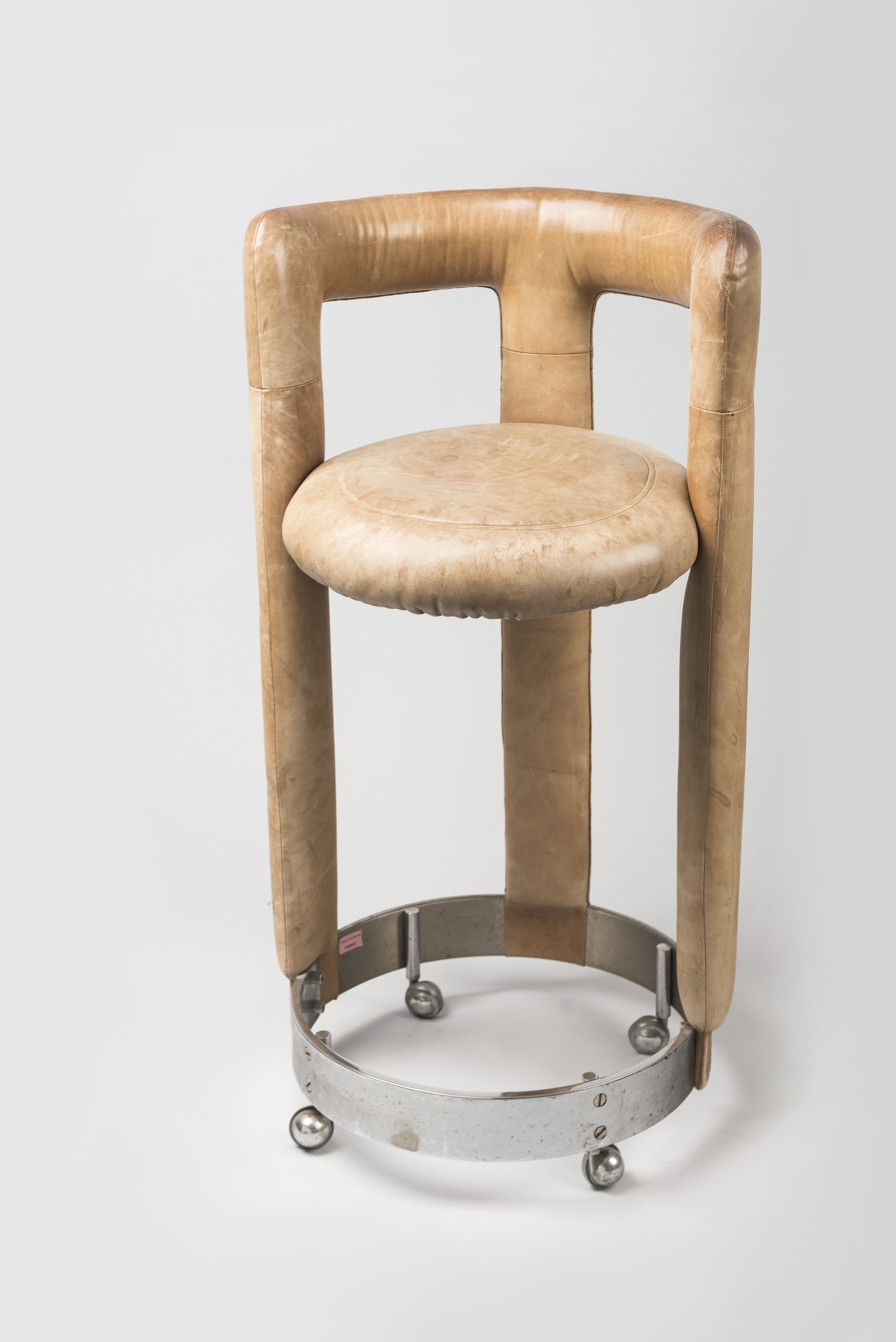 Stolička z baru vládneho salónika, koža a kov. 1972 – 1973. Foto: Adam Šakový. Majetok Slovenské múzeum dizajnu - SCD.