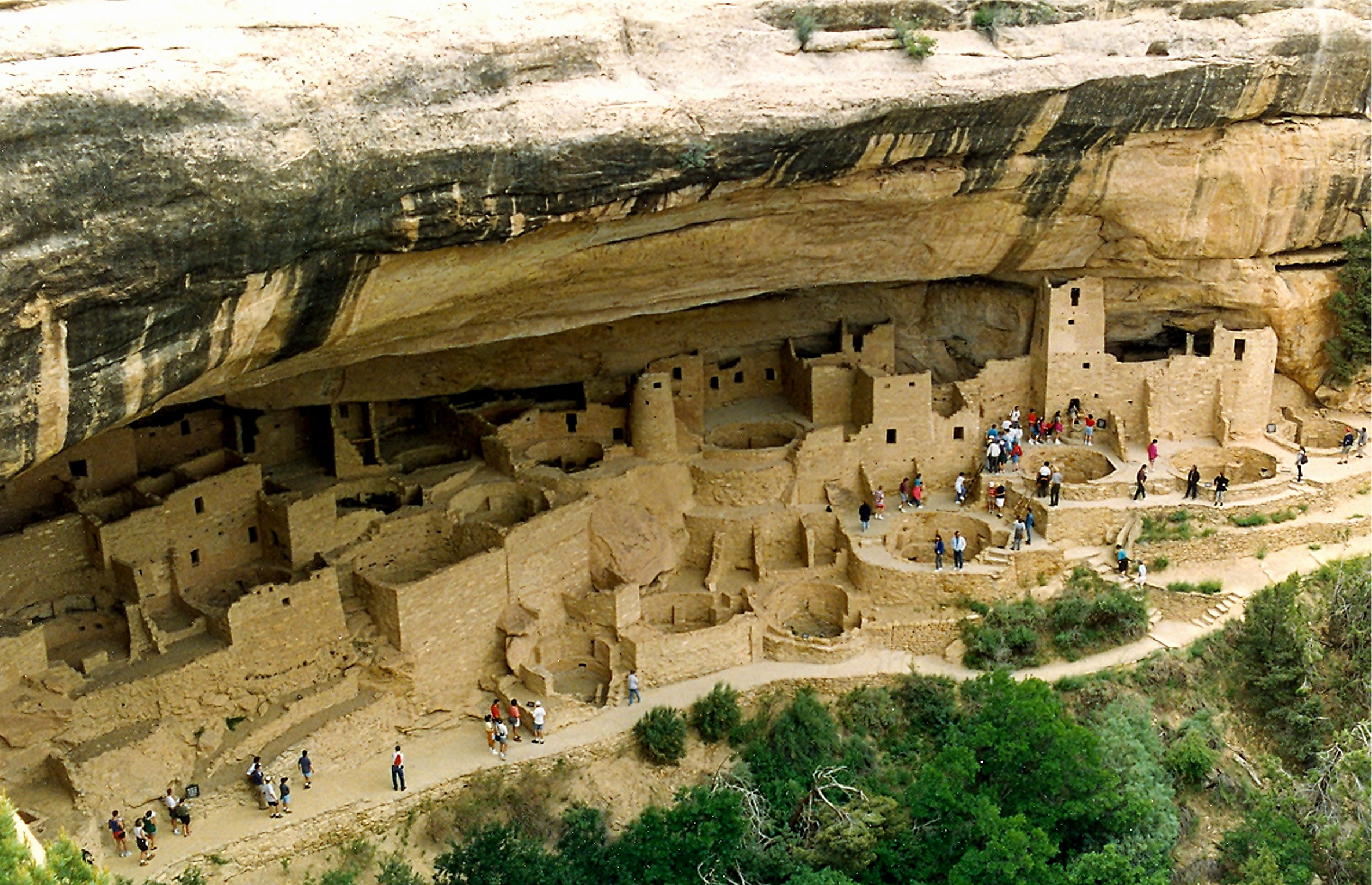 Skalné obydlia Anasaziov pod previsom (asi 1100 n. l.)