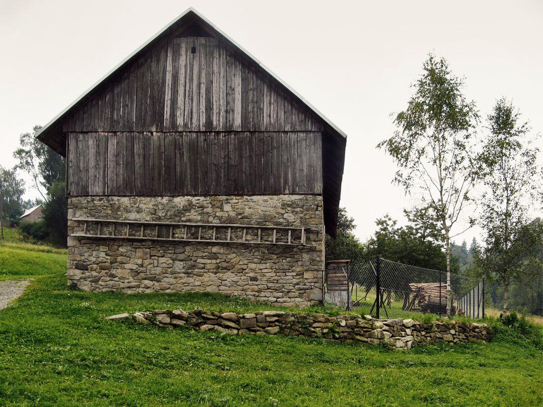 Stodoly / Skalité - Malíkovci / 17.8.2012 / 

Stodoly s krásnymi proporciami a z kvalitného miestneho materiálu sú často poslednými zachovanými stavbami.