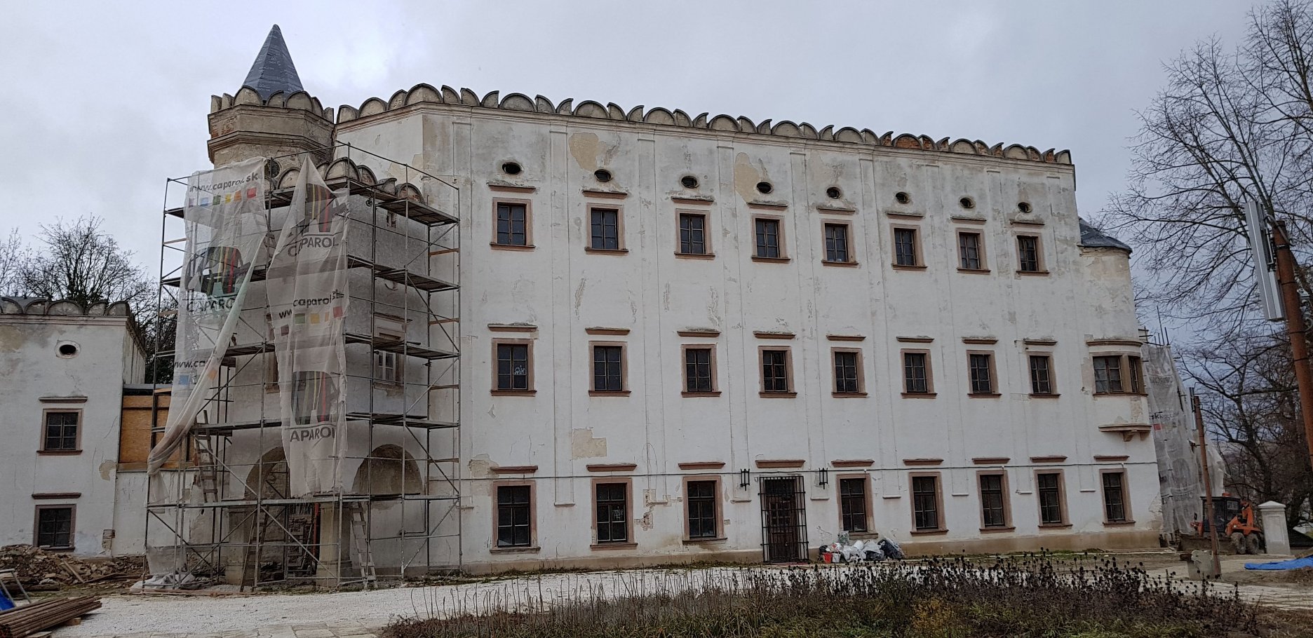 Južná fasáda - východiskový stav pred rekonštrukciou