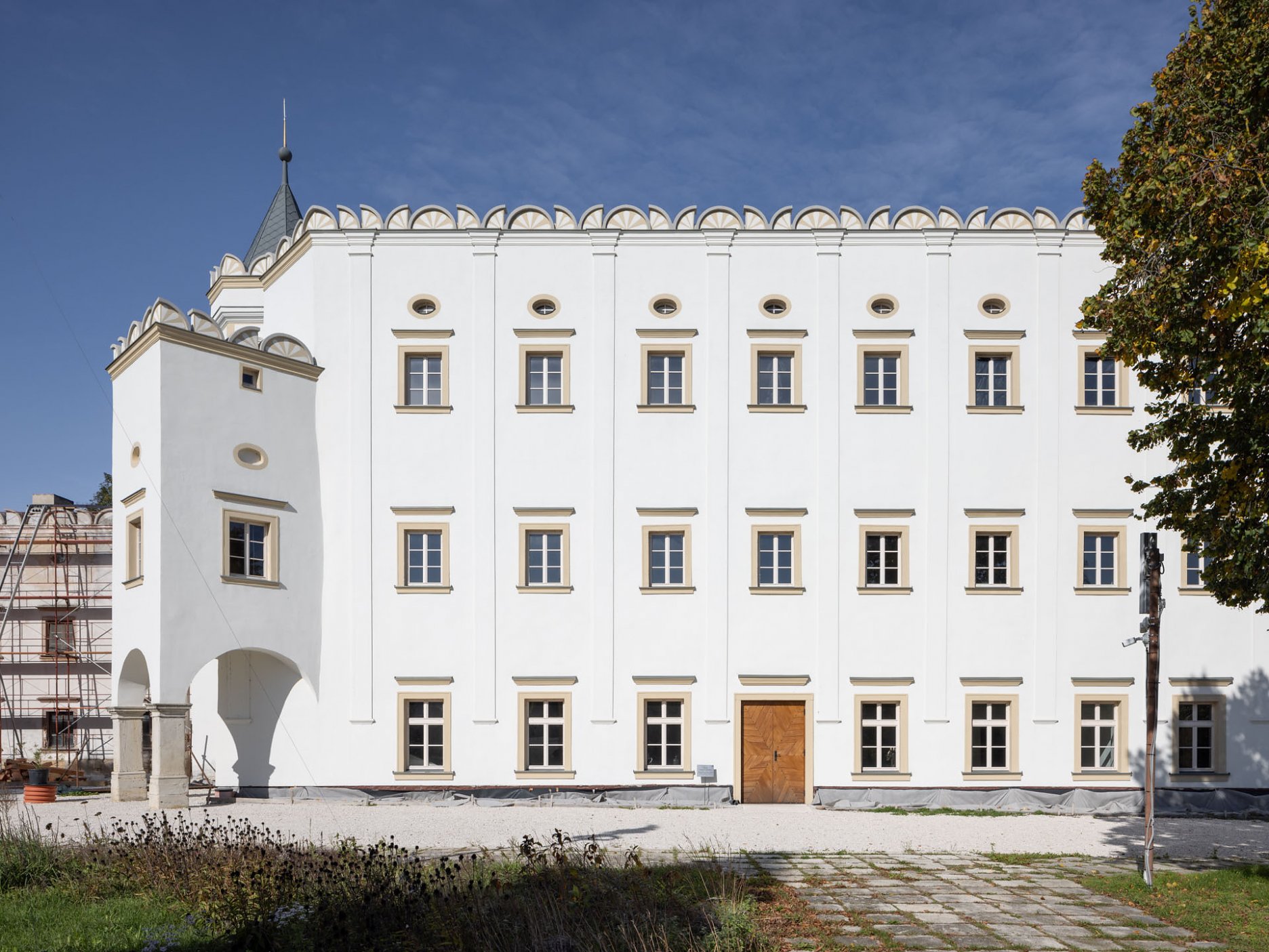 Južná fasáda  v plnej kráse po rekonštrukcii