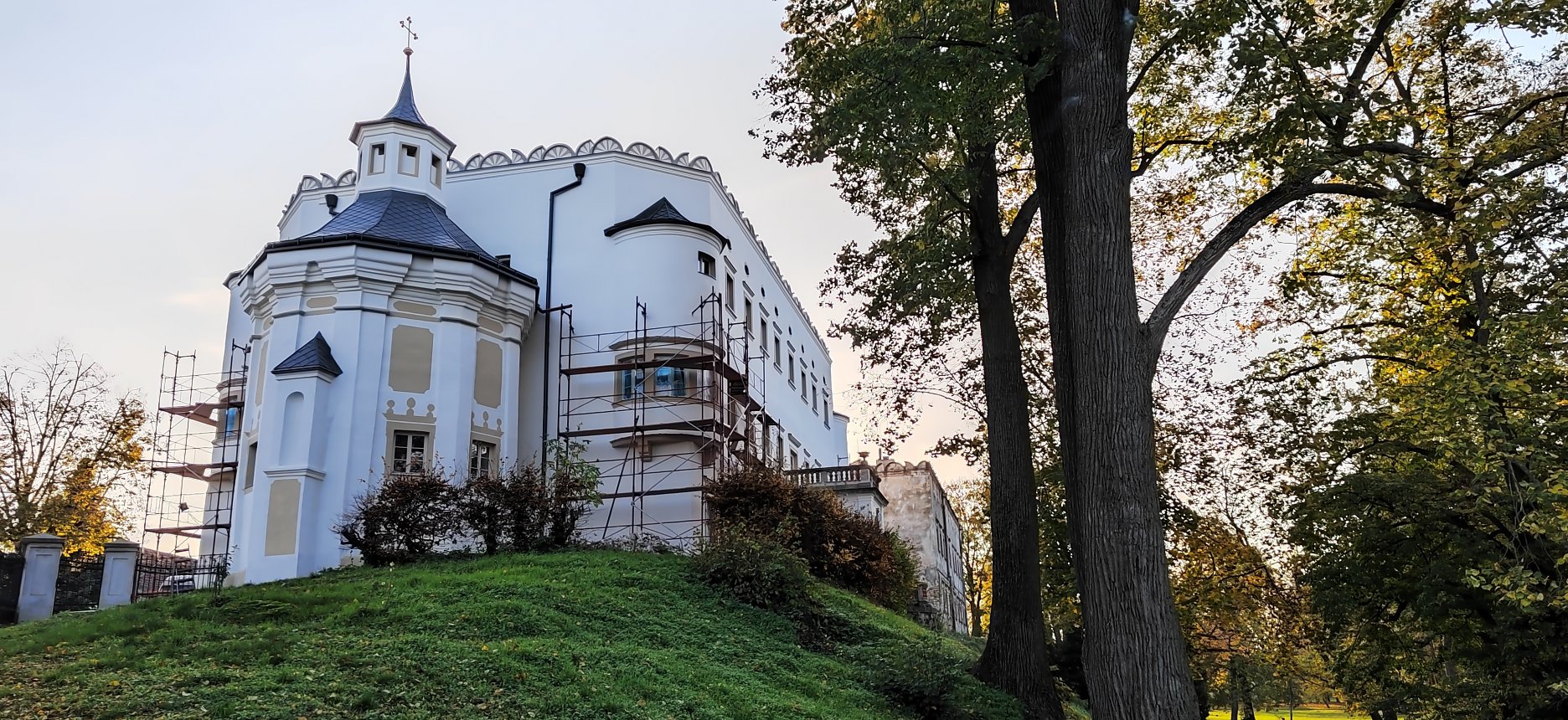 Nová fasáda kaplnky - pohľad z parku