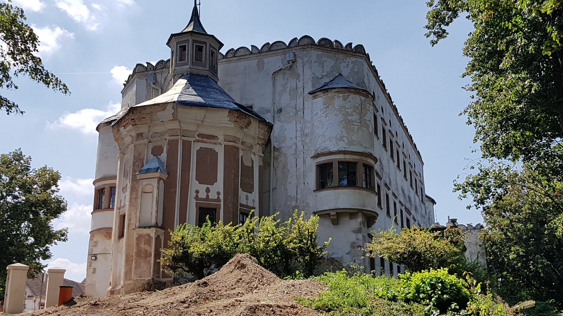 Pôvodná fasáda kaplnky pred rekonštrukciou