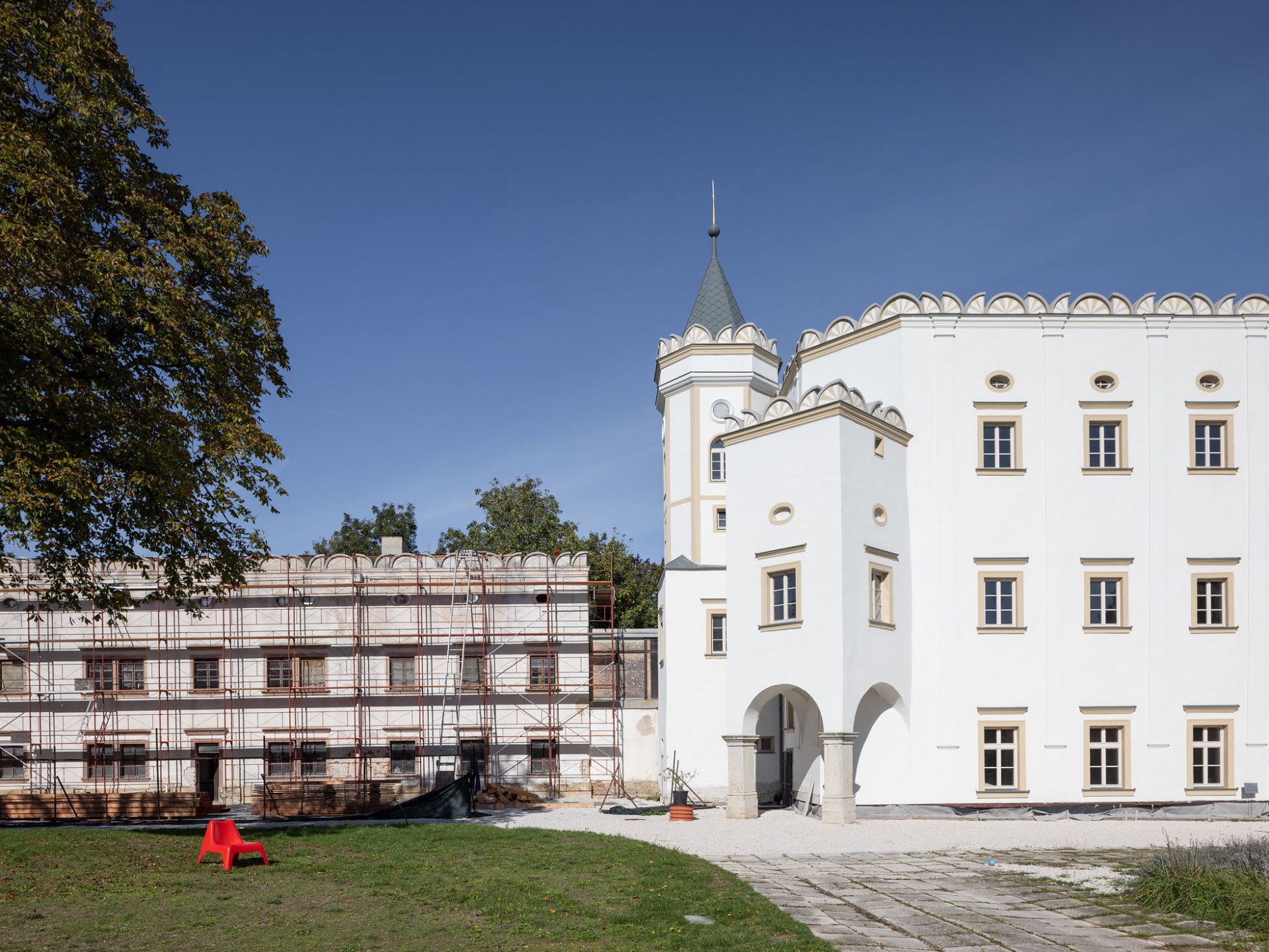 Fasády kaštieľa a hospodárskeho krídla
