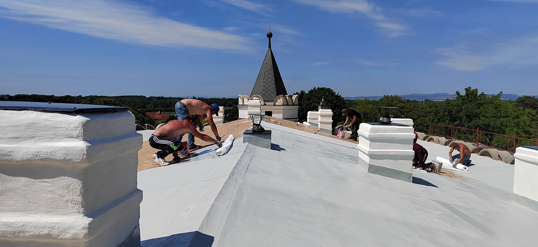 Hotová hodinová vežička a proces obnovy strechy