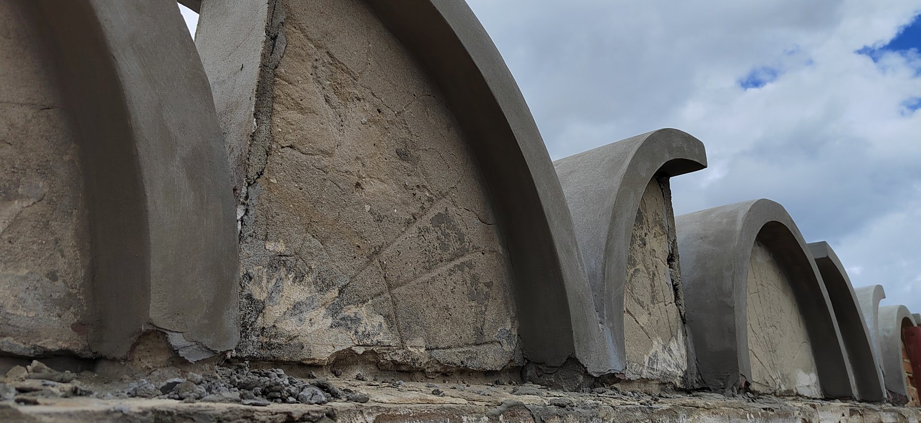 Detail pôvodnej lastovičej atiky