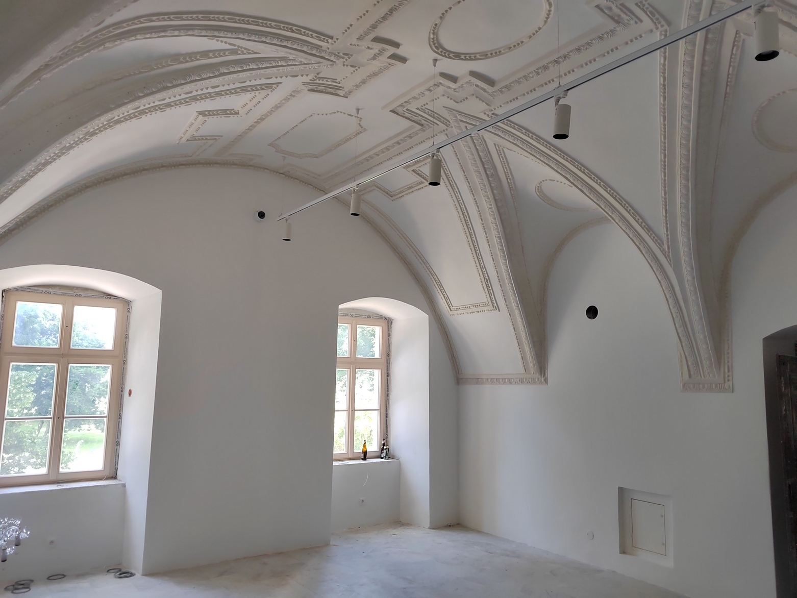Opravená miestnosť so štukovou výzdobou na 1. NP
