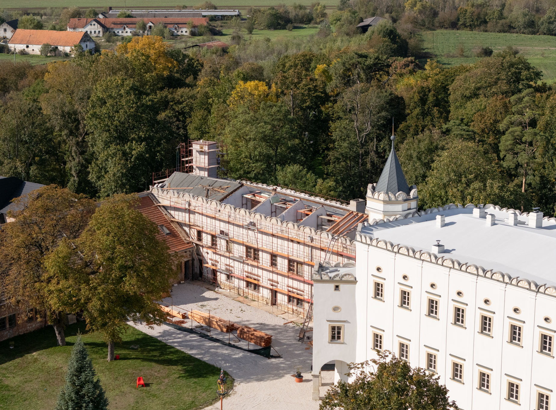 Rekonštrukcia strechy hospodárskeho traktu