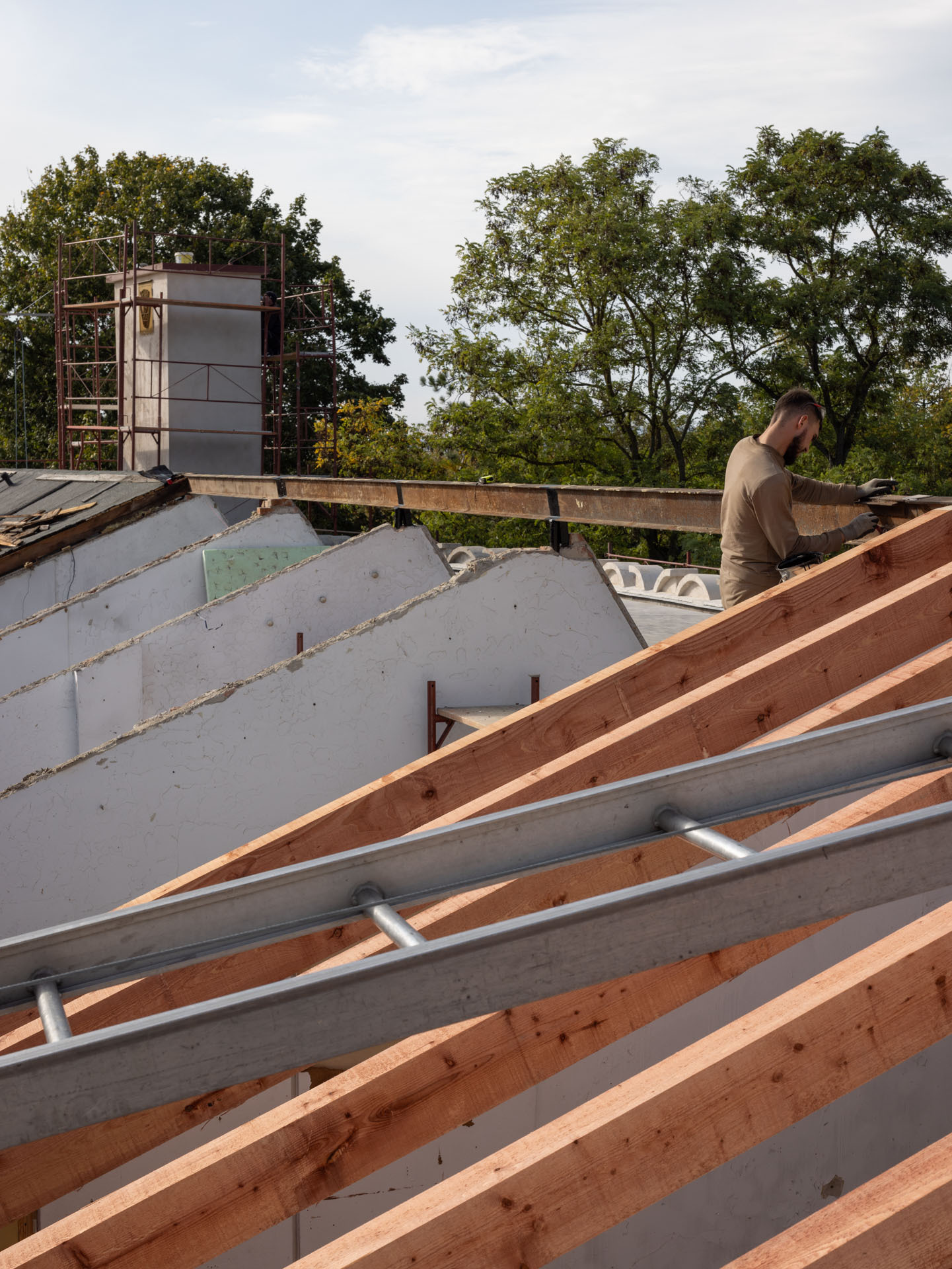 Práce na krove hospodárskeho traktu