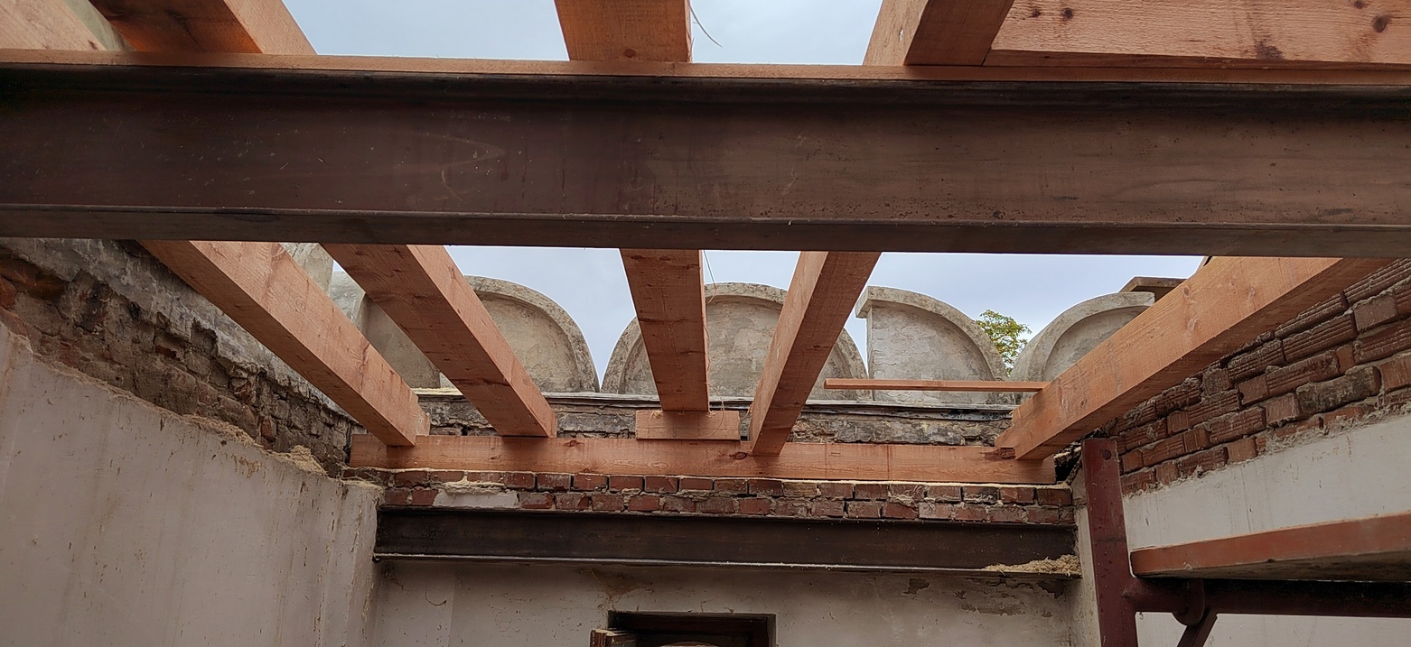 Pohľad na konštrukciu strechy koniarnehospodárskeho traktu