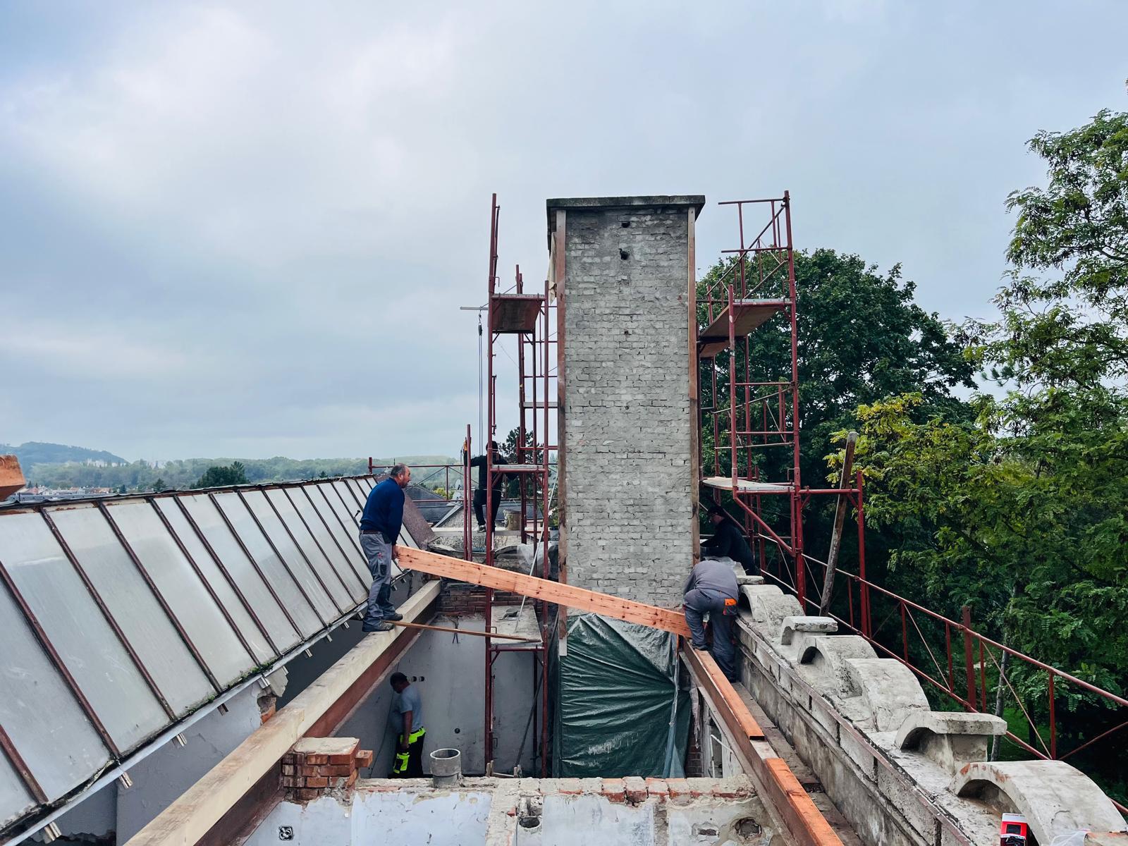 Práce na streche obytnej stavby susediacej s kaštieľom