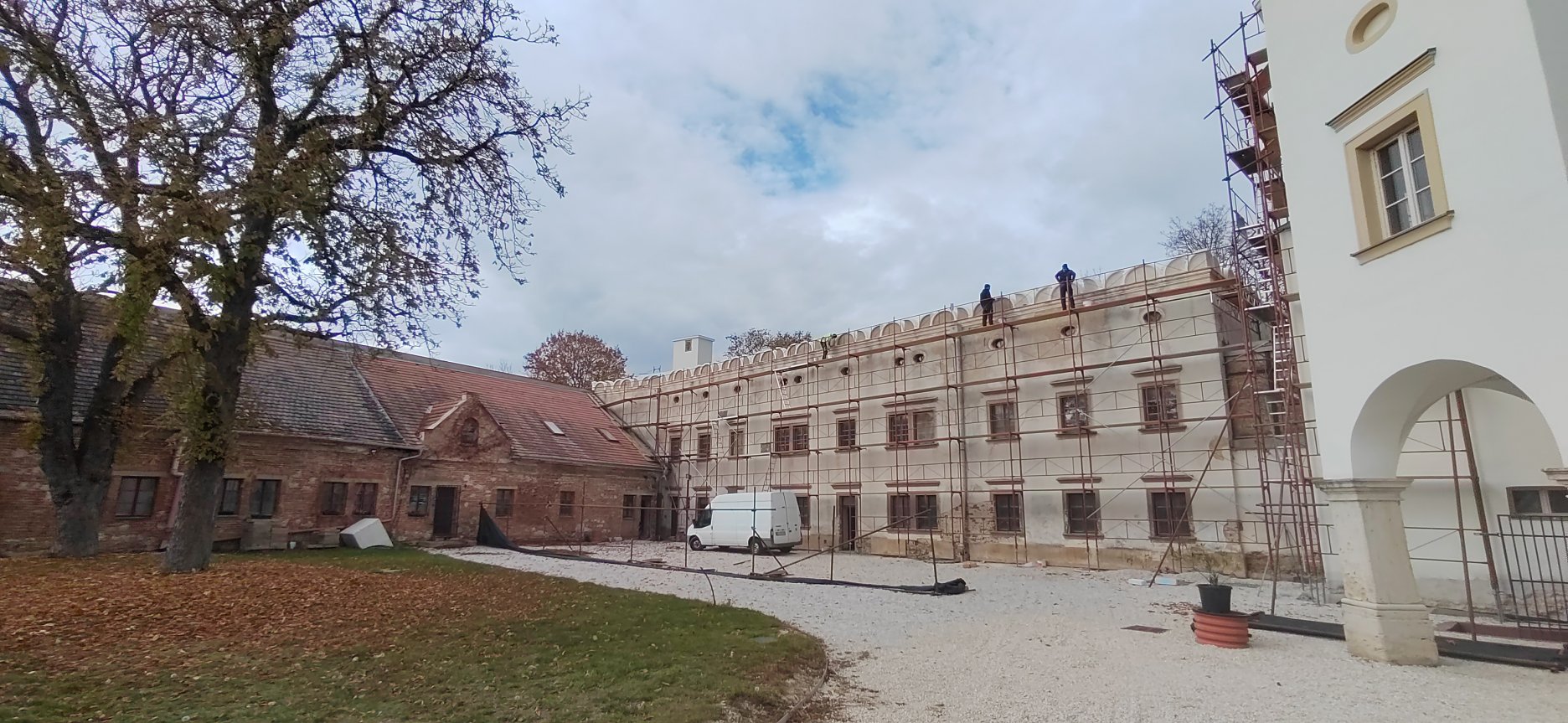 Záber na koniareň a obytnú stavbu