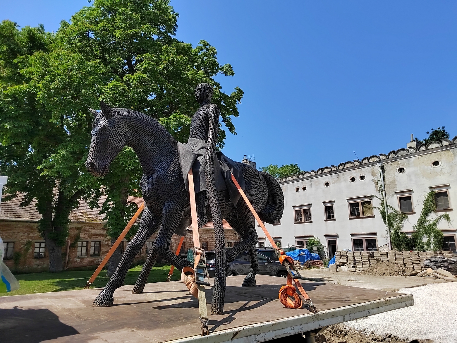 V areáli pribúdajú sochy...