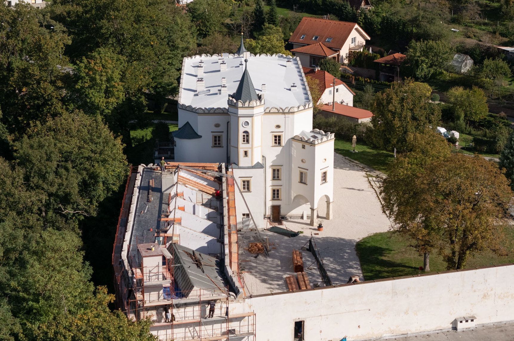 Areál kaštieľa na jeseň 2024