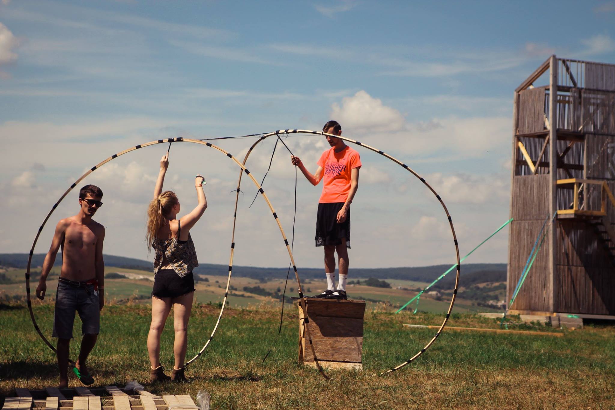 Inštalácia hybridných tvarovo aktívnych štruktúr. V pozadí vyhliadková veža - staršie dielo z Hello Wood, bola presunutá do kampusu Village.
