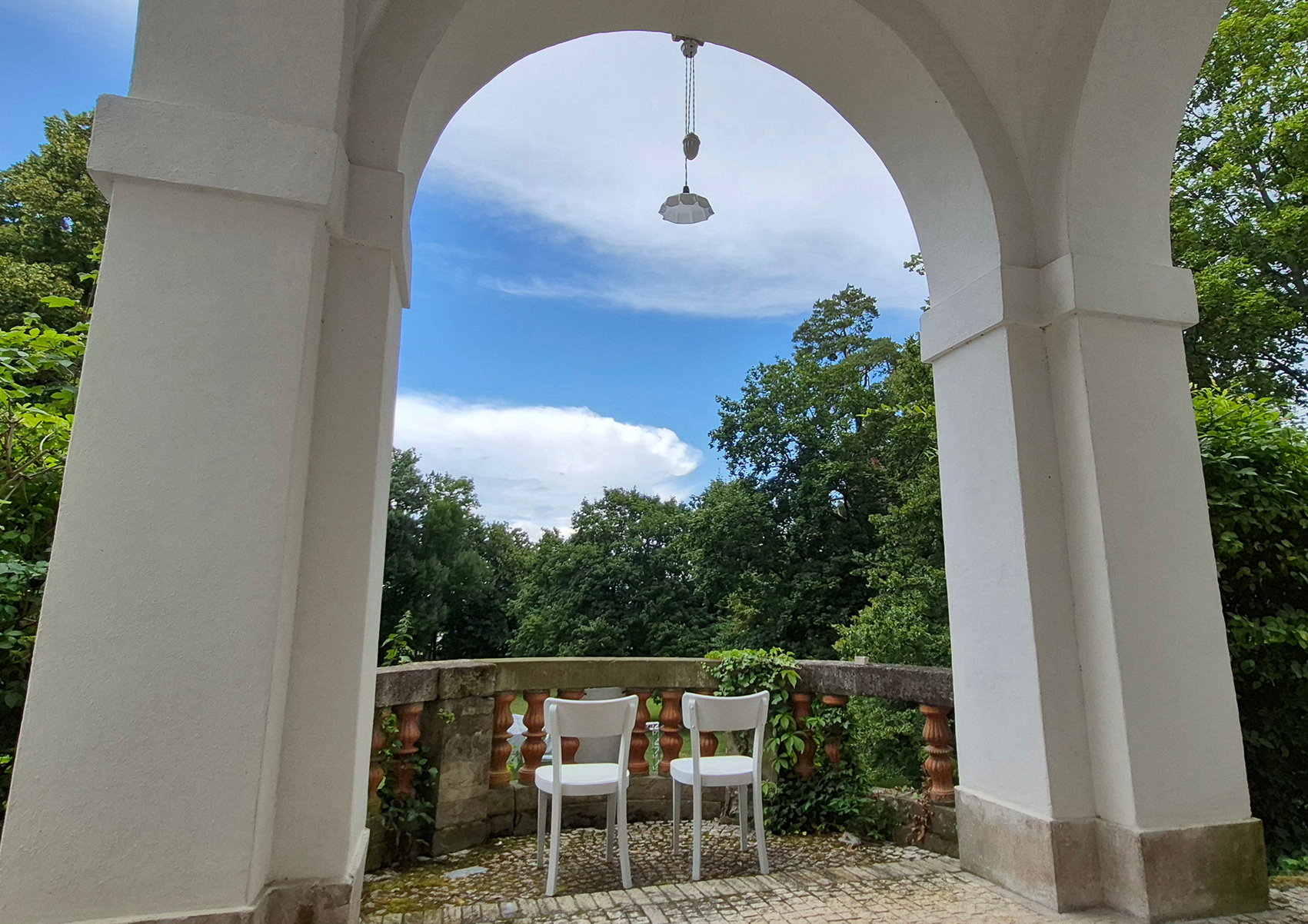 Pohľad spod balkóna do parku