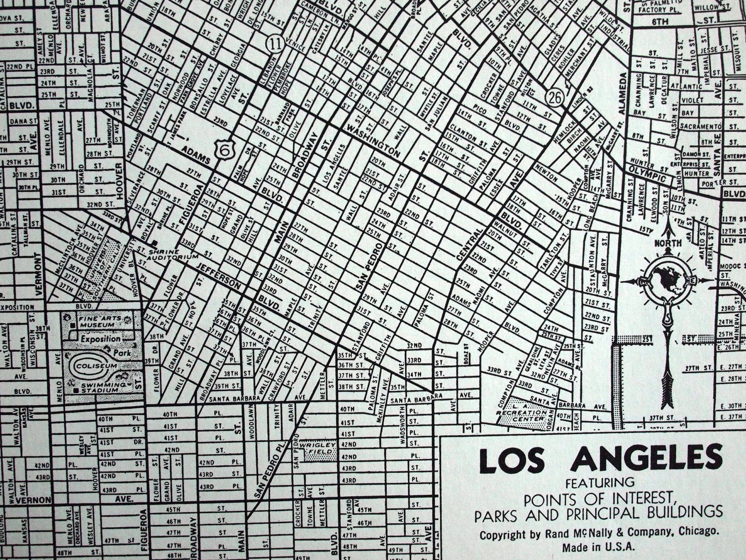 Uličný raster centrálnej časti mesta Los Angeles (USA) V Los Angeles, ktoré vyrástlo zo španielskej misijnej osady (1781) sa stretáva systém ulíc centrálneho mesta v španielskom rastri s jeffersonovým severojužným rastrom, typický pre USA. Los Angeles (3,5 mil. obyvateľov; aglomerácia 9 mil.; konurbácia 15 mil.; 2. najväčšie v USA) je charakteristickým trendom 60. rokov 20. storočia v Amerike, keď viac ľudí začína žiť na predmestiach ako v centrách miest. Najviac preňho platí aforistické označenie „sto predmestí hľadajúcich mesto“. Len aglomerácia Los Angeles a San Diega sa spoločne blíži k 20 miliónom, čo predstavuje 60 % všetkých obyvateľov Kalifornie. Za nimi sa do predmestí sťahujú služby a pracovné príležitosti, pričom v dôsledku nízkych hustôt zastavania je 90 % z nich odkázaných len na automobil