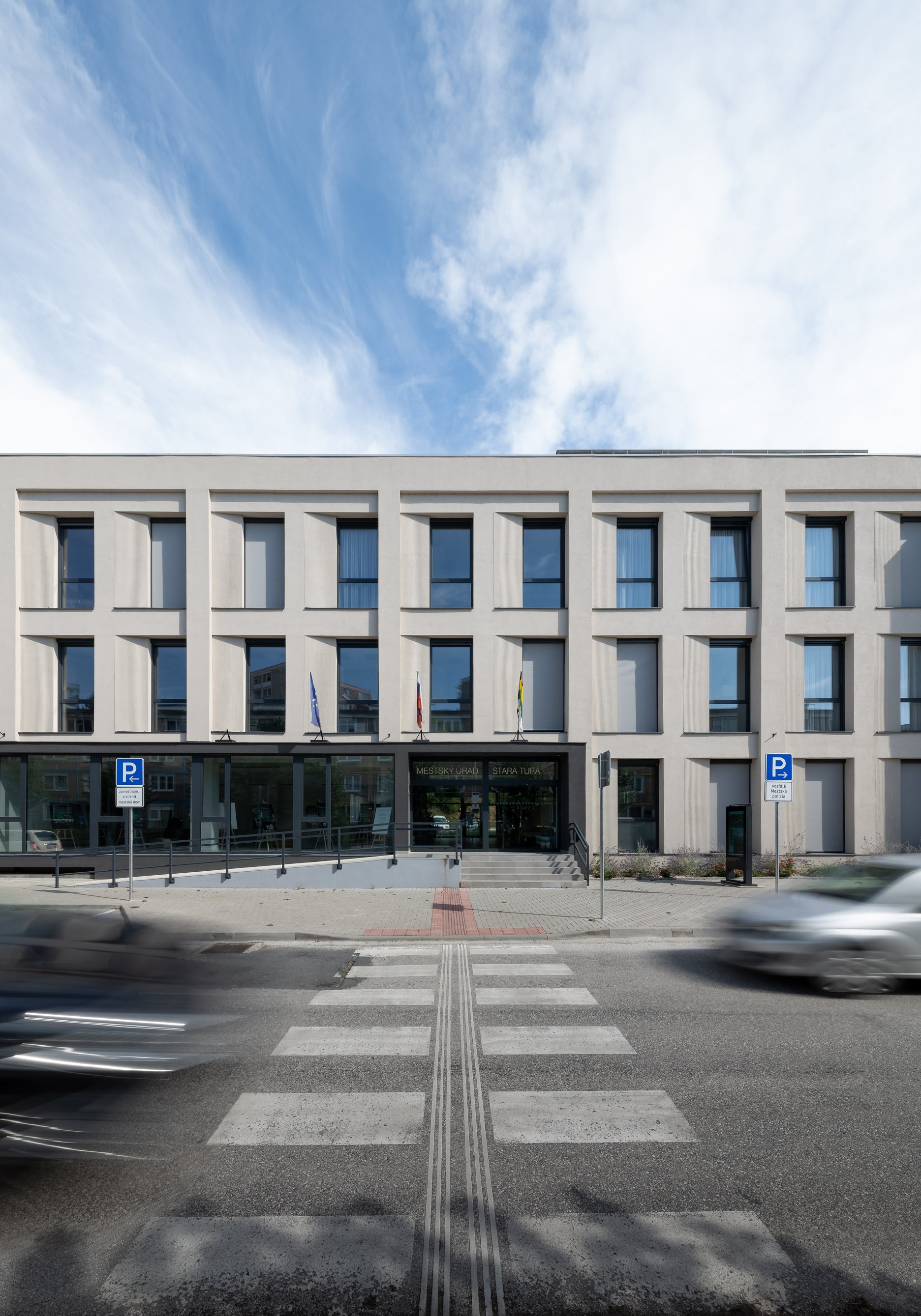 Uličný pohľad na mestský úrad
