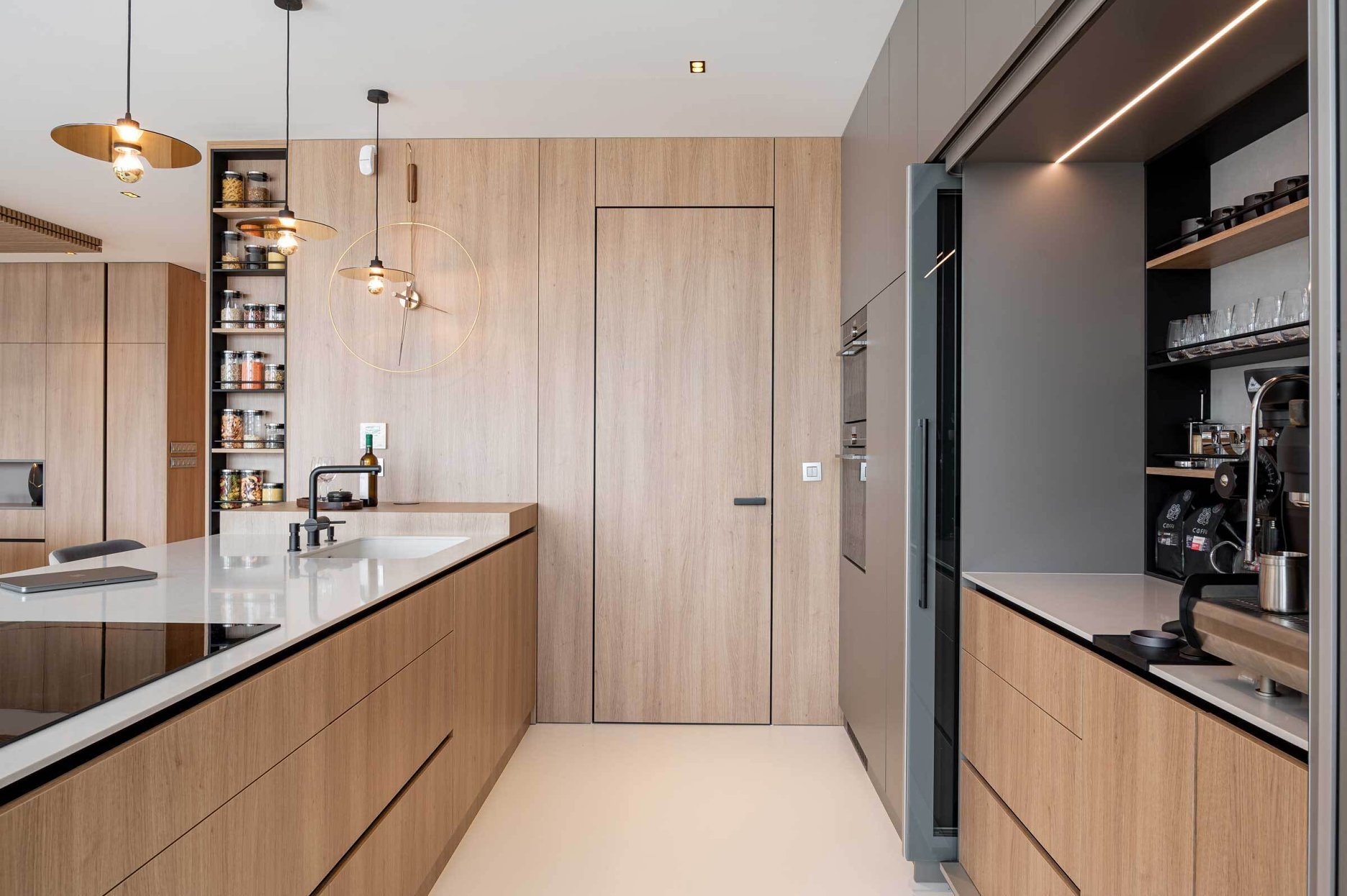 Dvere MASTER v skrytej zárubni a obklade steny EFEKTA 