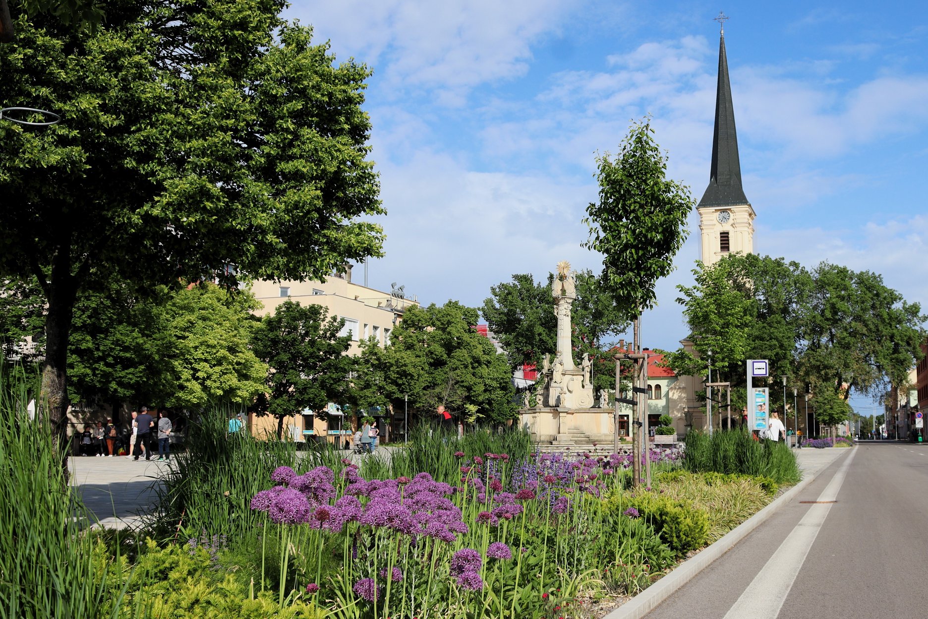 Hlavnou architektonickou dominantou námestia je Farský kostol povýšenia Svätého kríža, stredobodom kompozície je Súsošie Najsvätejšej Trojice.