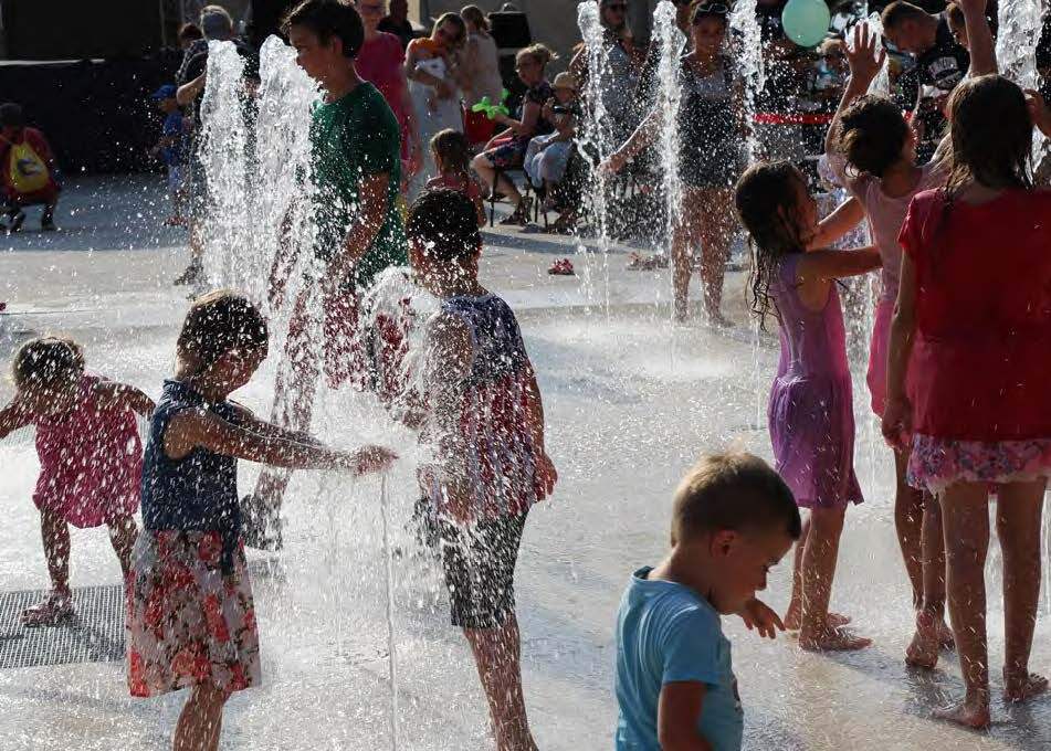 Pochôdzna fontána "oživila" námestie - je lákadlom pre deti i dospelých.