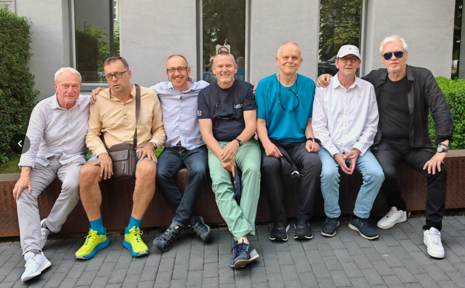 Účastníci tesne pred odchodom v Bratislave, pred ateliérom Ľuba Závodného. Zľava: Peter Kubaš, Peter Murko, Imrich Pleidel, Miroslav Marynčák, Štefan Moravčik, Ľubomír Závodný, JurajPolyák,  (Pavol Jakubec sa pridal cestou)