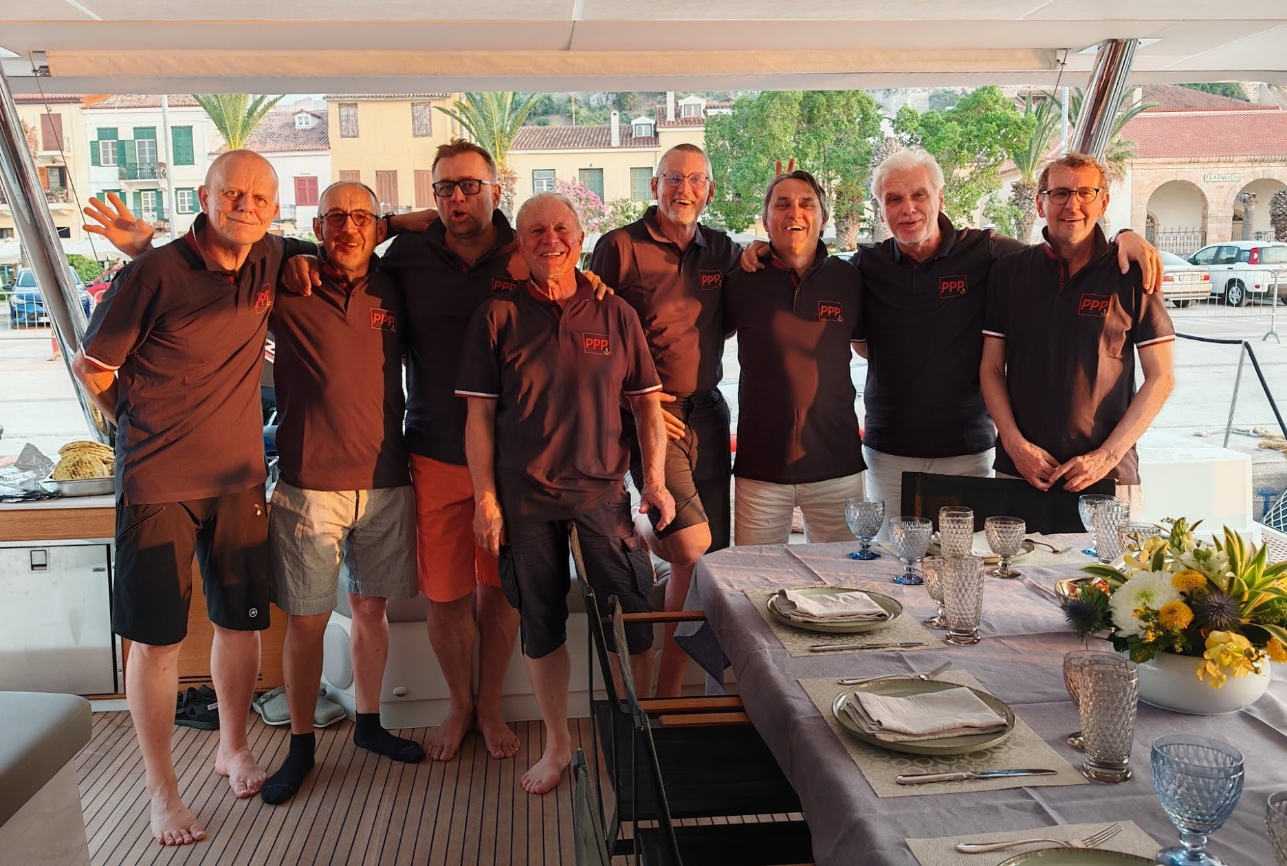 Posádka na korme lode. Zľava: Štefan Moravčik, Imrich Pleidel, Peter Murko, Peter Kubaš, Miroslav Marynčák, Pavol Jakubec
(maecenas PPP gratias tibi ago), JurajPolyák,  Ľubomír Závodný