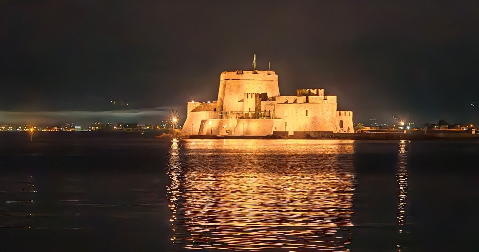 Plavba v noci v blízkosti pobrežia nadobúda až divadelnú atmosféru.