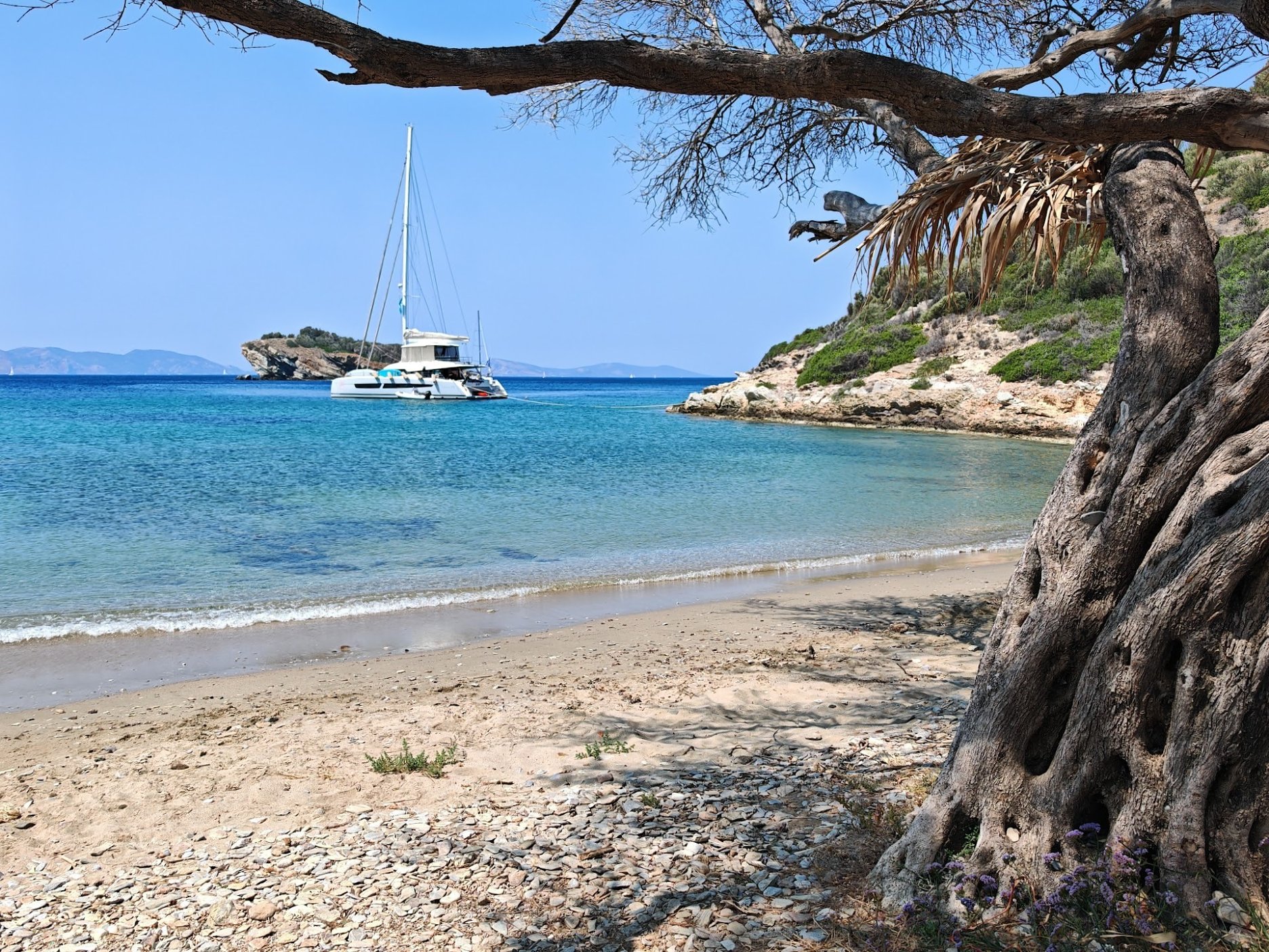 ...aj kotvenie v pokojných zátokách stredomorských ostrovov, kde sme našli dokonalý pokoj pre venovanie sa zvoleným témam. Rutina každodenných pracovných povinností zostala ďaleko za nami.