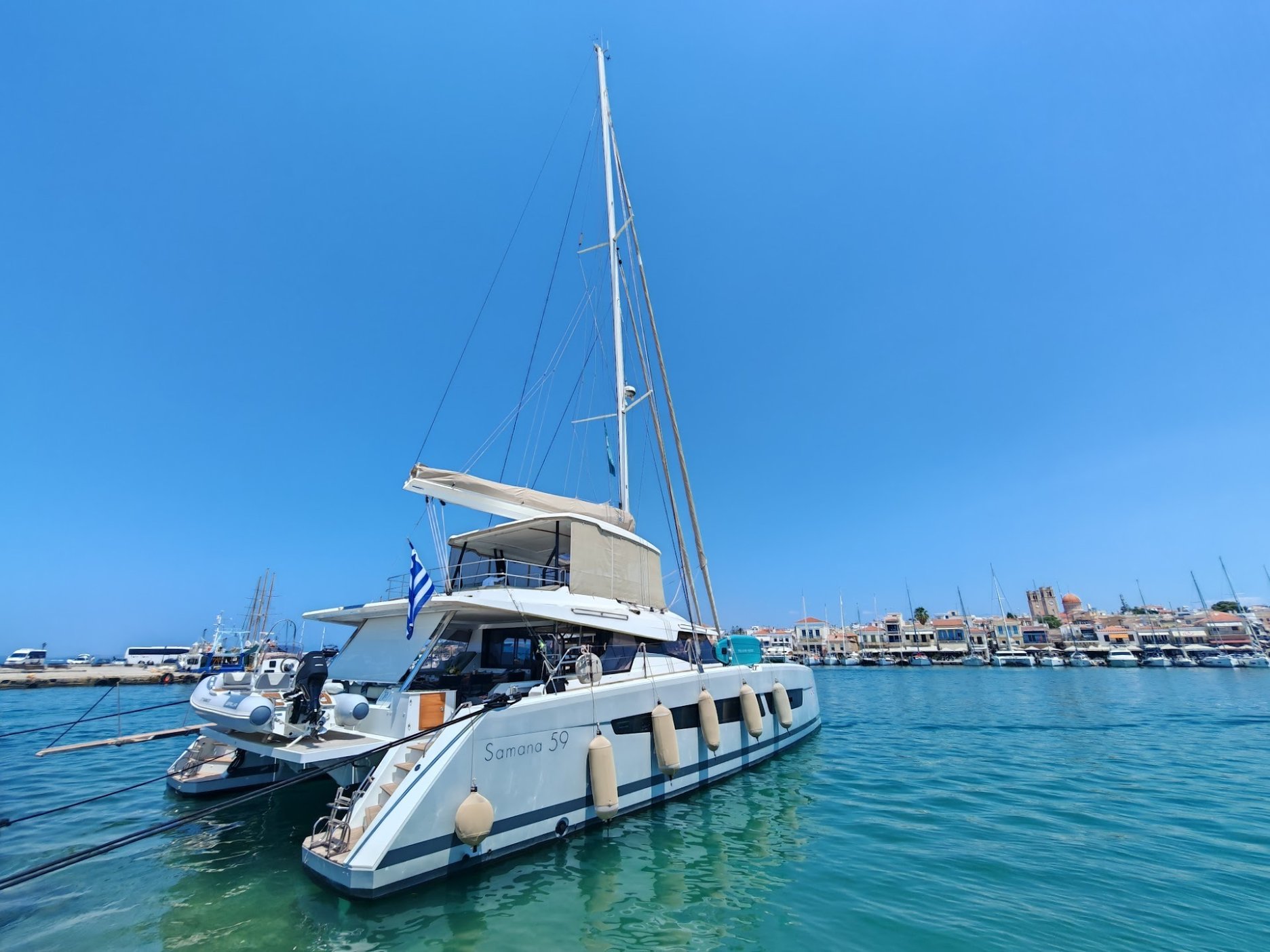 Náš nový prechodný domov. Síce menší, ako mali predchodcovia, ale diskusie boli o to bezprostrednejšie. 
Nevieme ako, ale loď nejakým spôsobom vedela že bude viezť architektov ročníka 1959(?) Ročník narodenia pasažierov hrdo integrovala do svojho názvu na boku plavidla.