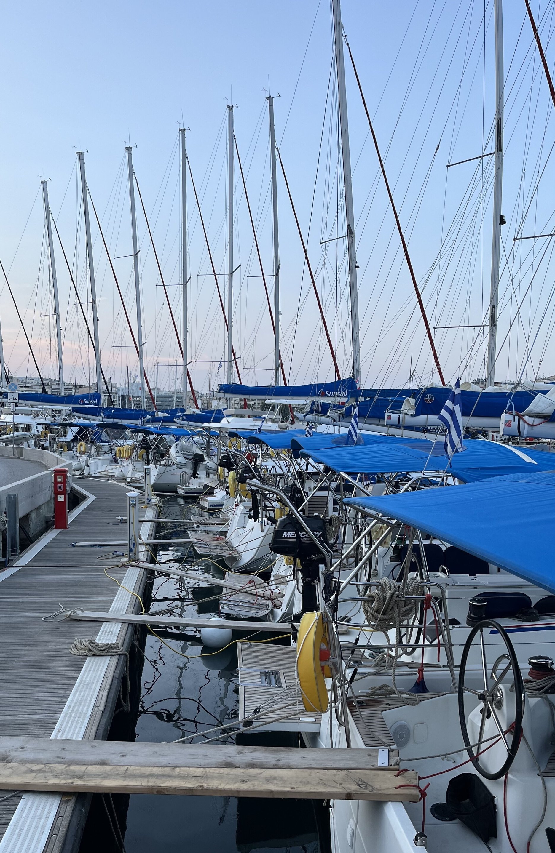 Milovníci mora i architektúry majú čo v Grécku (Ελλάς) poznávať. Veď je to kolíska aj našej kultúry. Výber dopravných prostriedkov (najmä pre nás suchozemcov) ponúka aj iné možnosti, než na ktoré sme bežne zvyknutí. Len sa treba rozhodnuť :-)