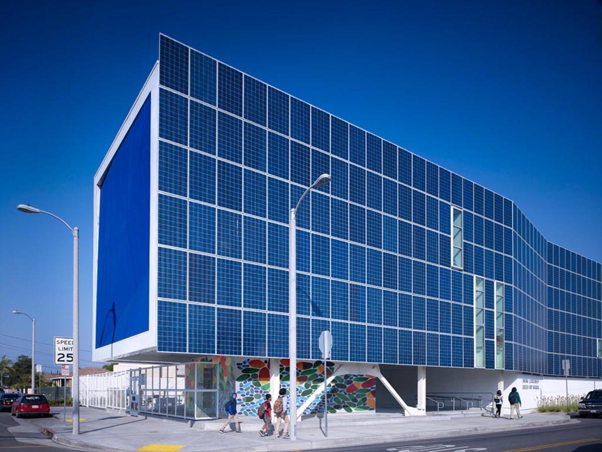 Green Dot Animo Leadership High School Južnú fasádu školy v Inglewood, USA, od architektov Brooks&Scarpa pokrýva 650 fotovoltických panelov, zabezpečujúcich 75 % energie potrebnej na jej prevádzku