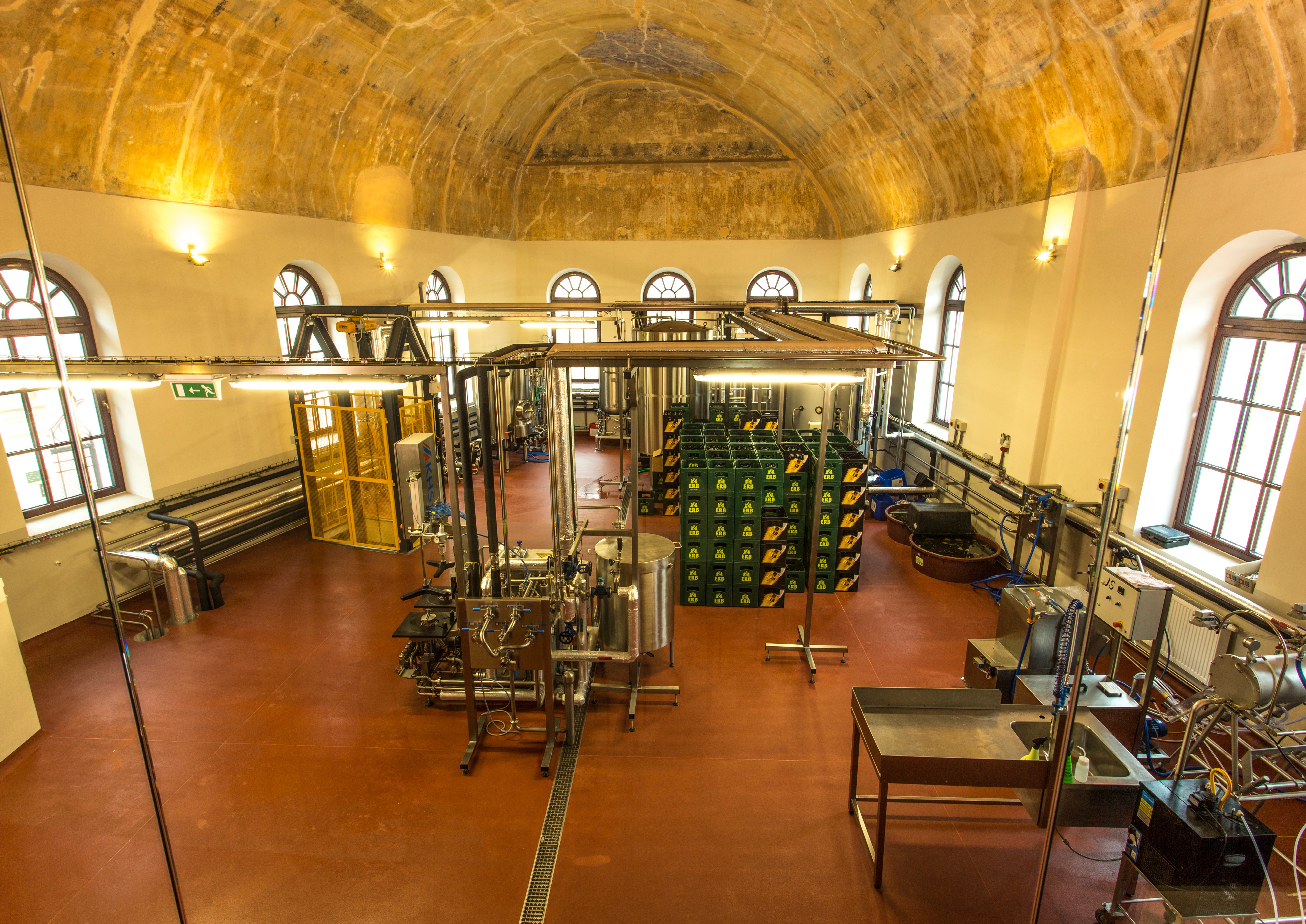 Na 1.NP sa nachádzajú skladové priestory výrobkov pivovaru, technologické miestnosti, kanceláriu a laboratórium.